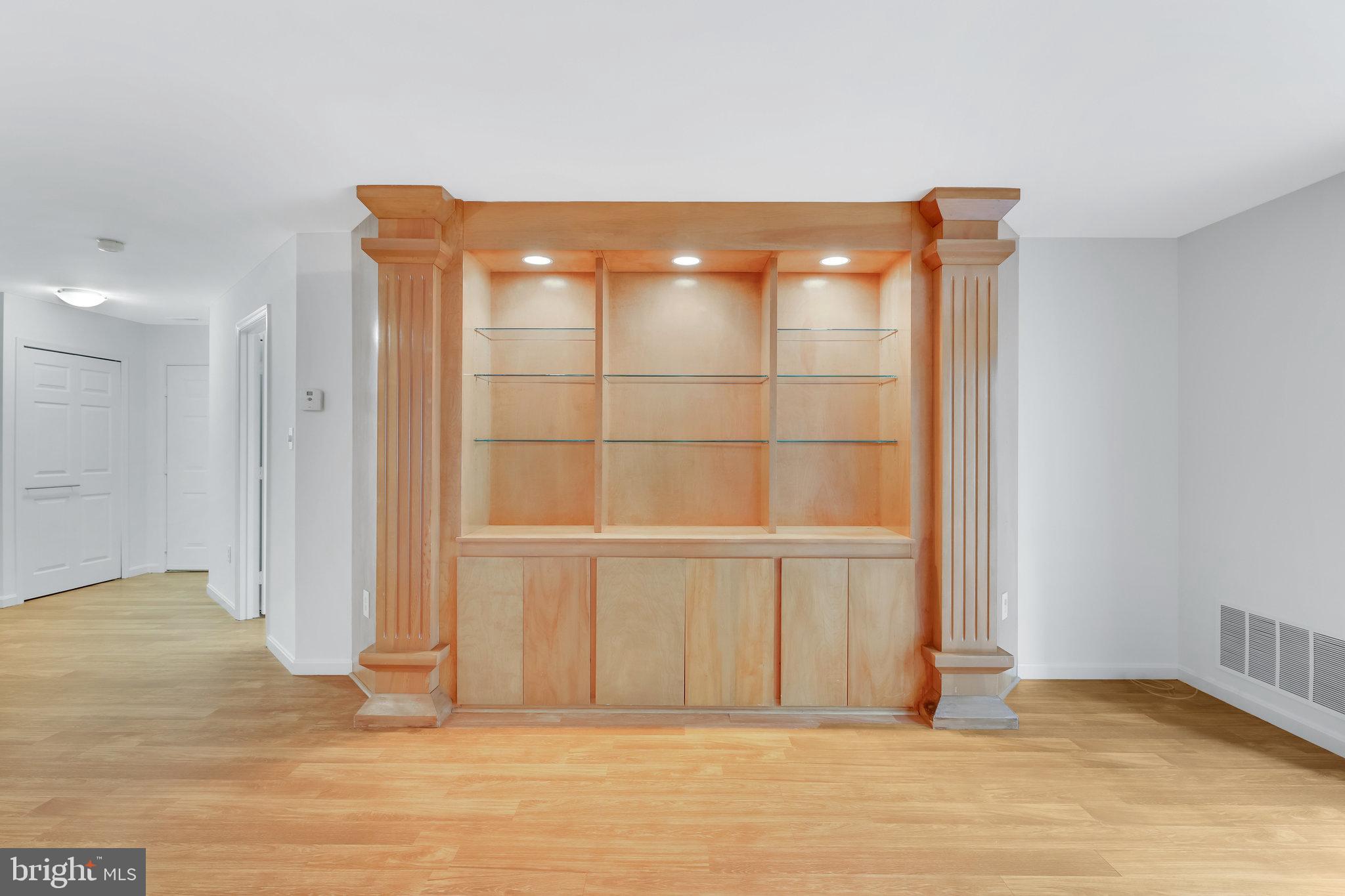 LAKESHORE CONDO - Residential