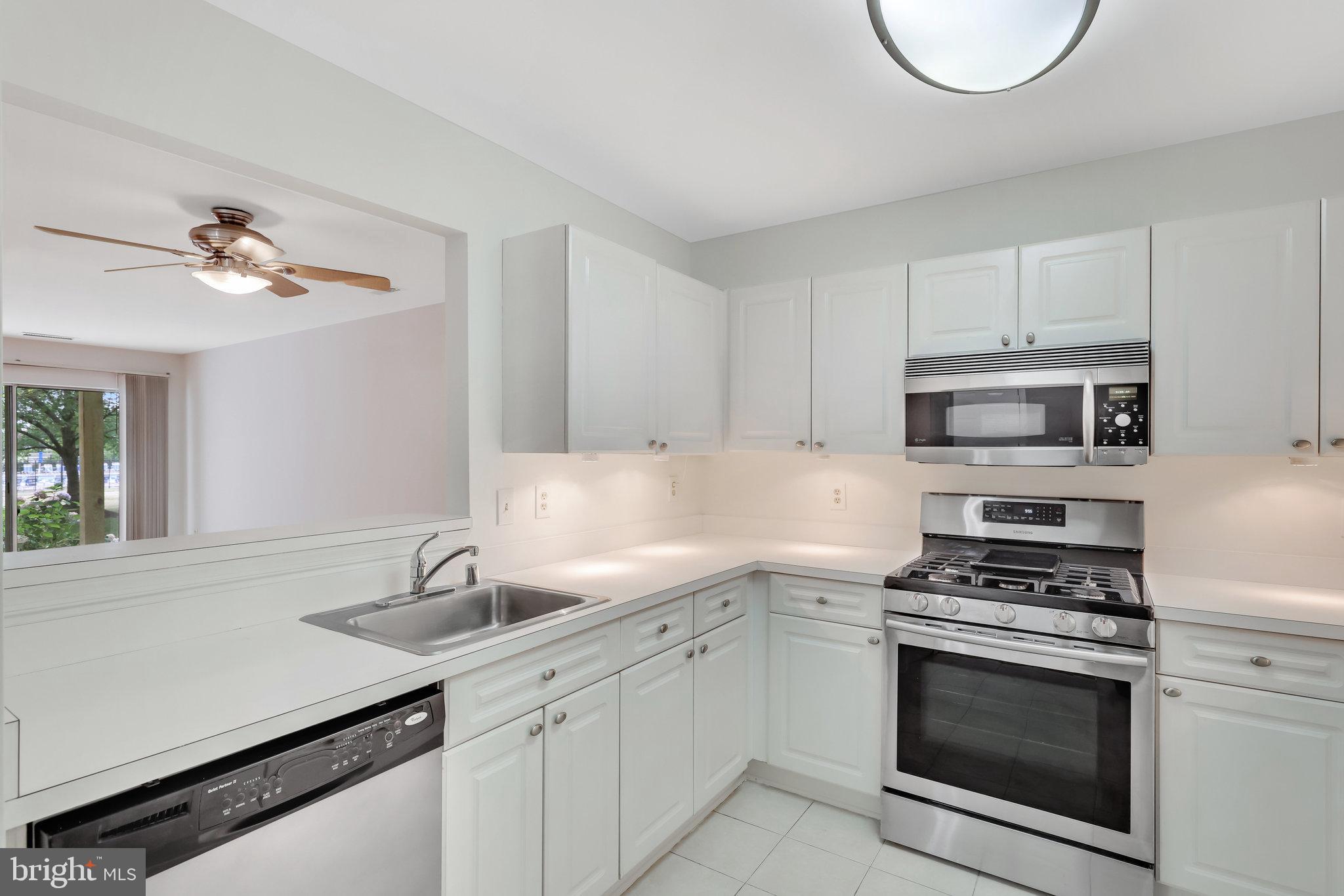 LAKESHORE CONDO - Residential