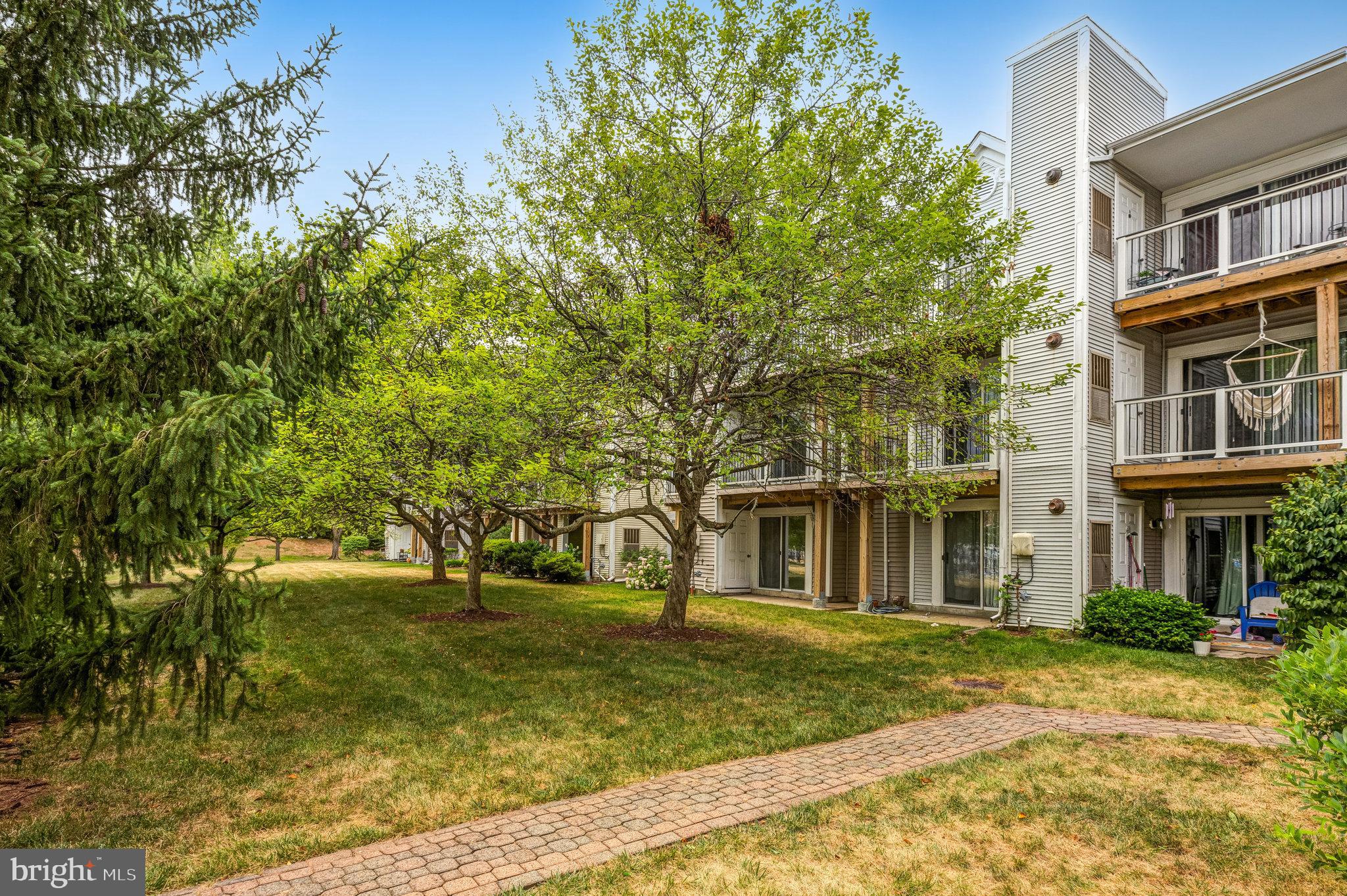 LAKESHORE CONDO - Residential