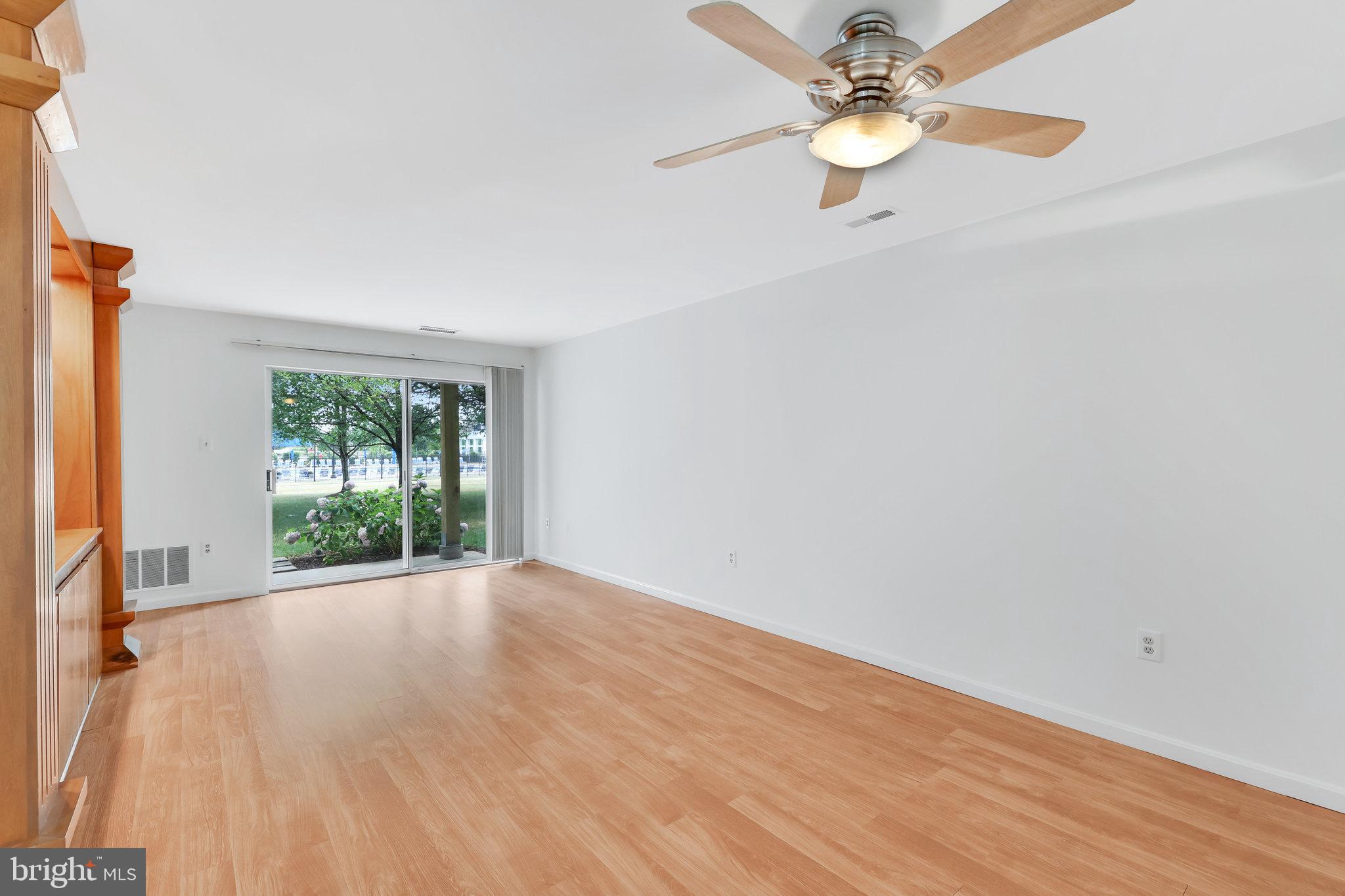 LAKESHORE CONDO - Residential