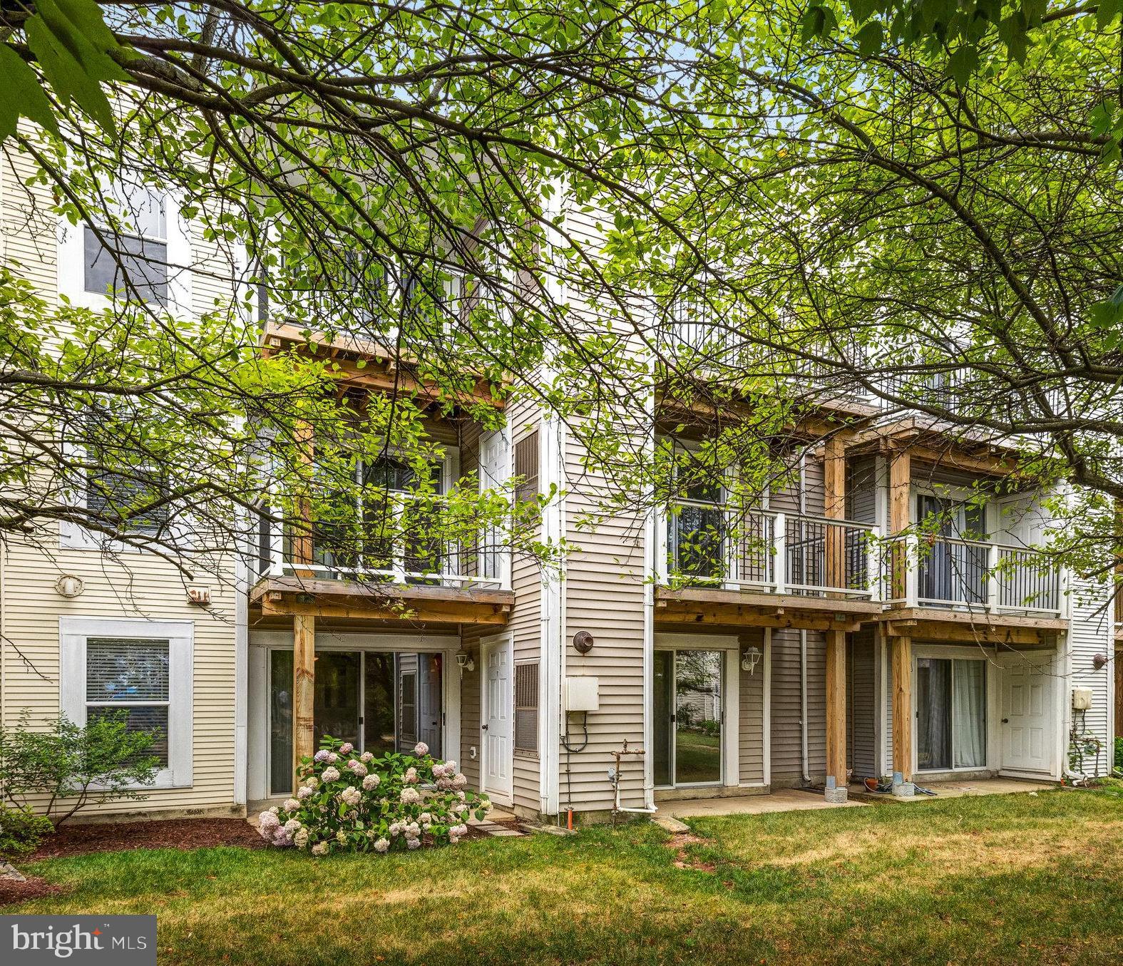 LAKESHORE CONDO - Residential