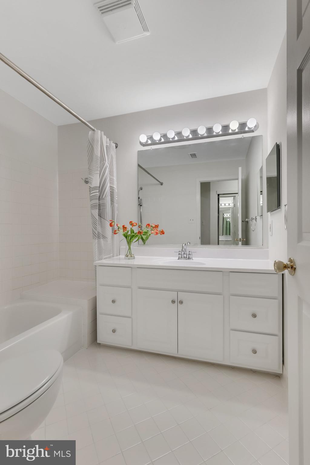 LAKESHORE CONDO - Residential