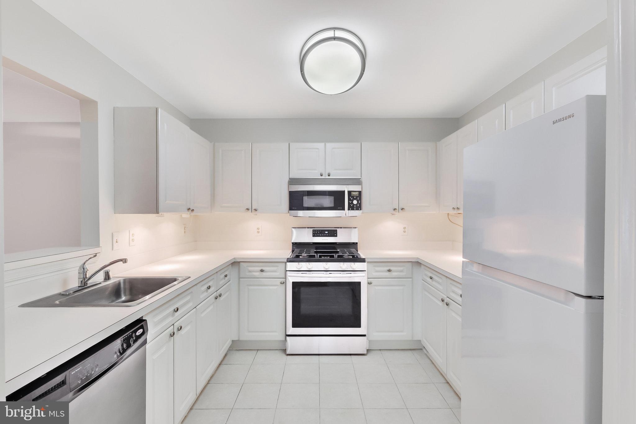 LAKESHORE CONDO - Residential