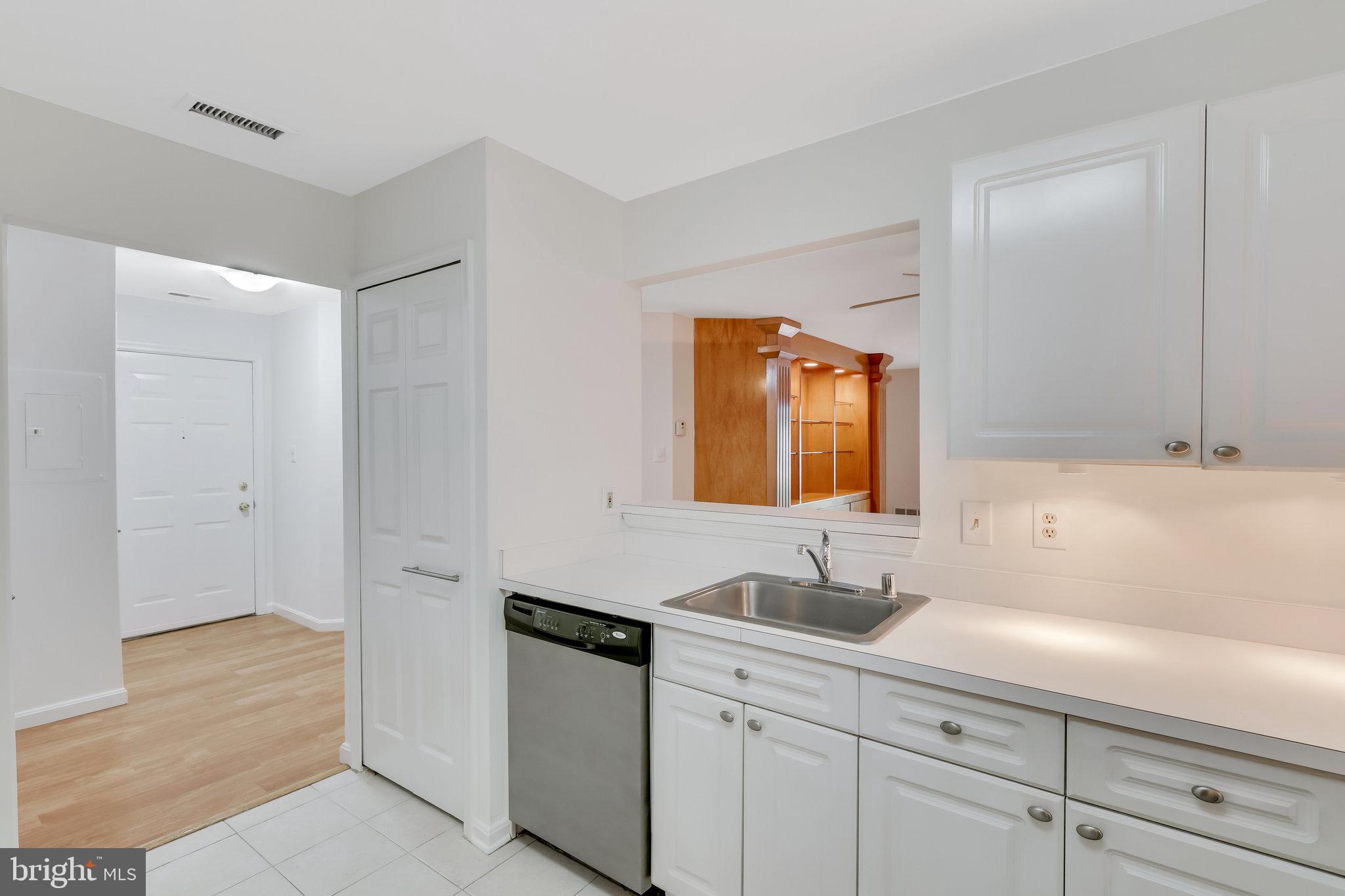 LAKESHORE CONDO - Residential