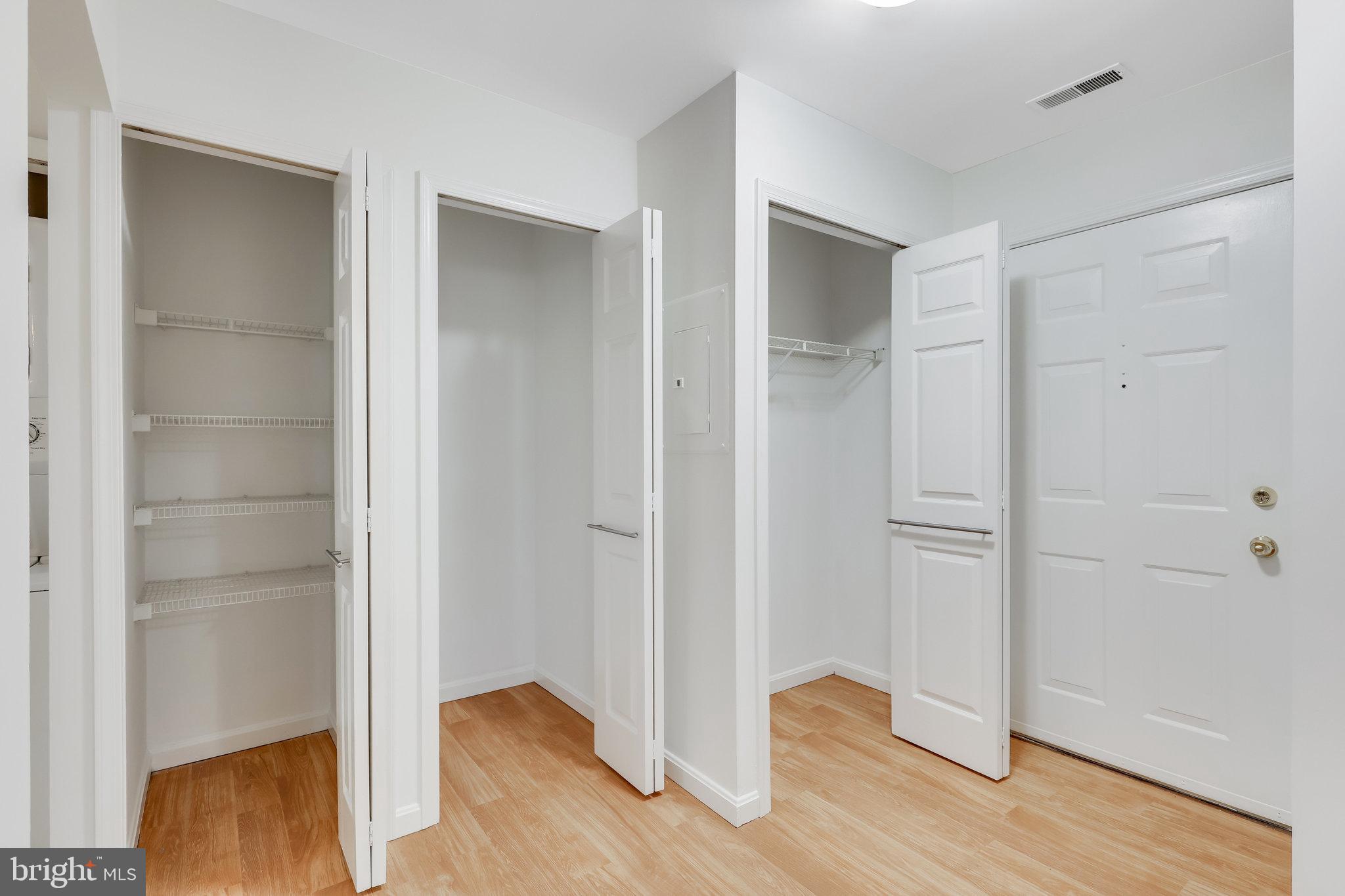 LAKESHORE CONDO - Residential