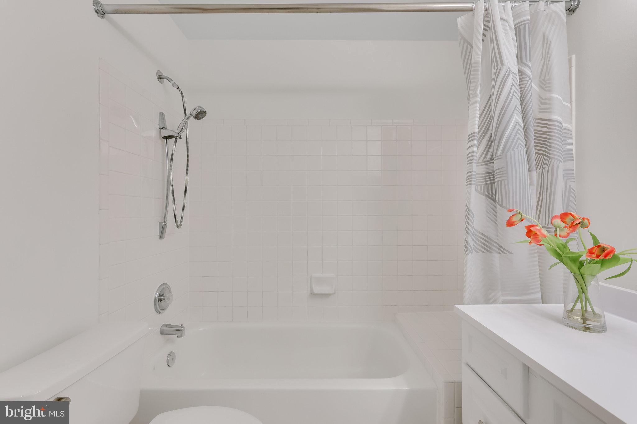 LAKESHORE CONDO - Residential