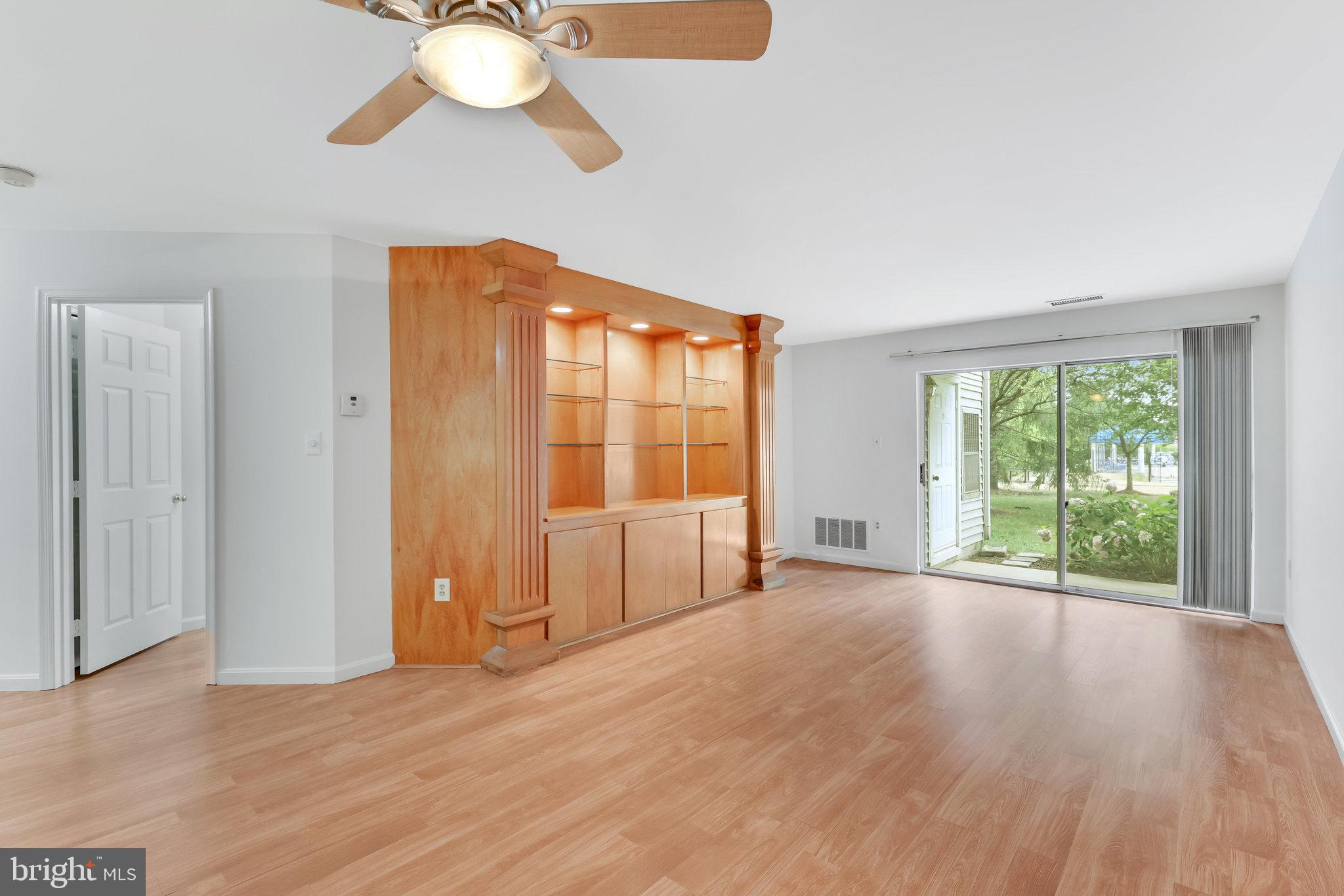 LAKESHORE CONDO - Residential