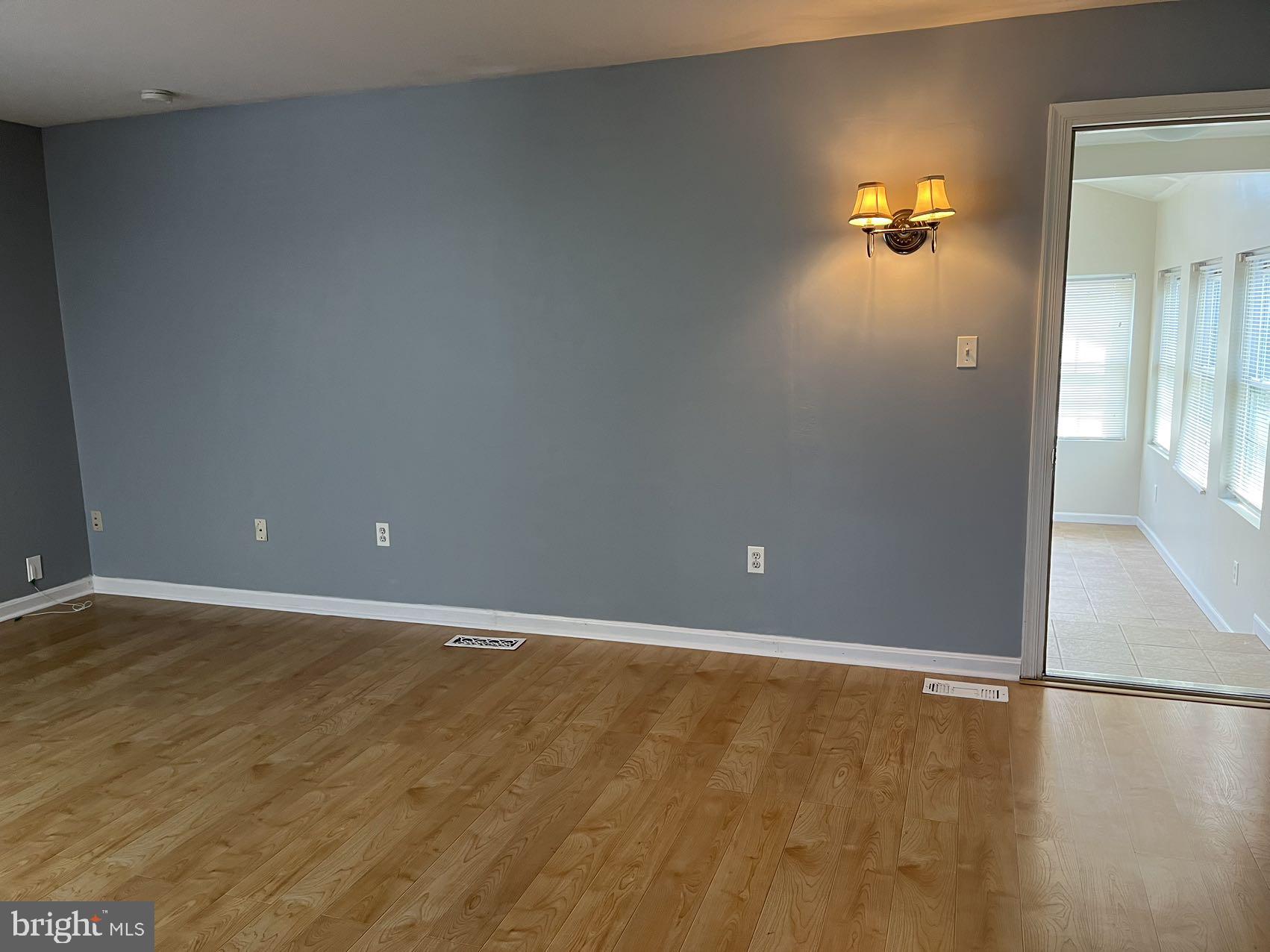 OUTING PARK - Residential Lease