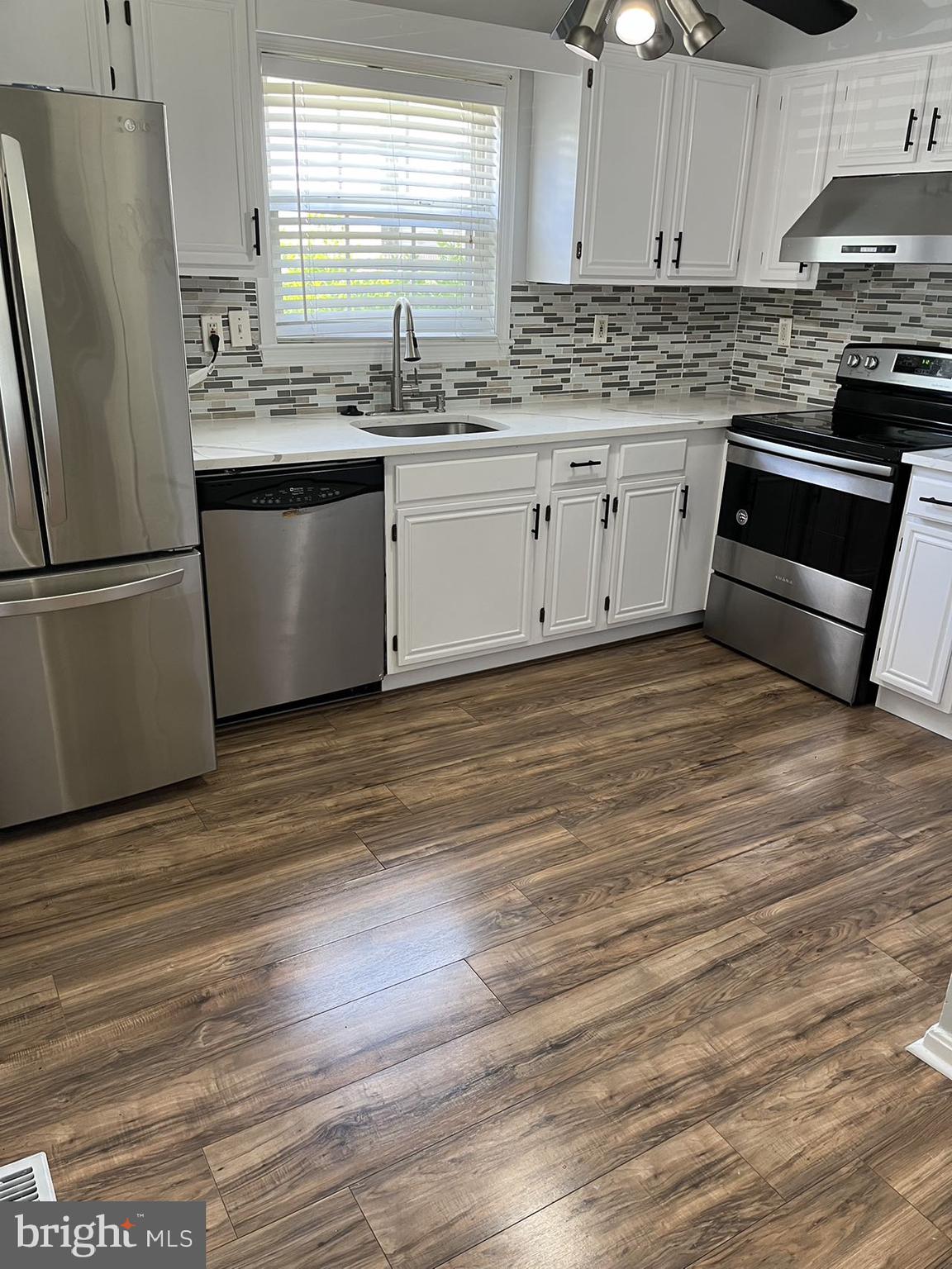 OUTING PARK - Residential Lease