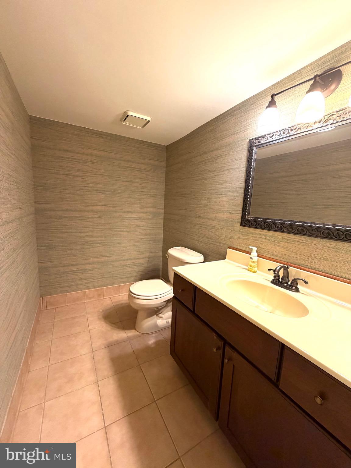 COUNTRY CLUB MANOR - Residential