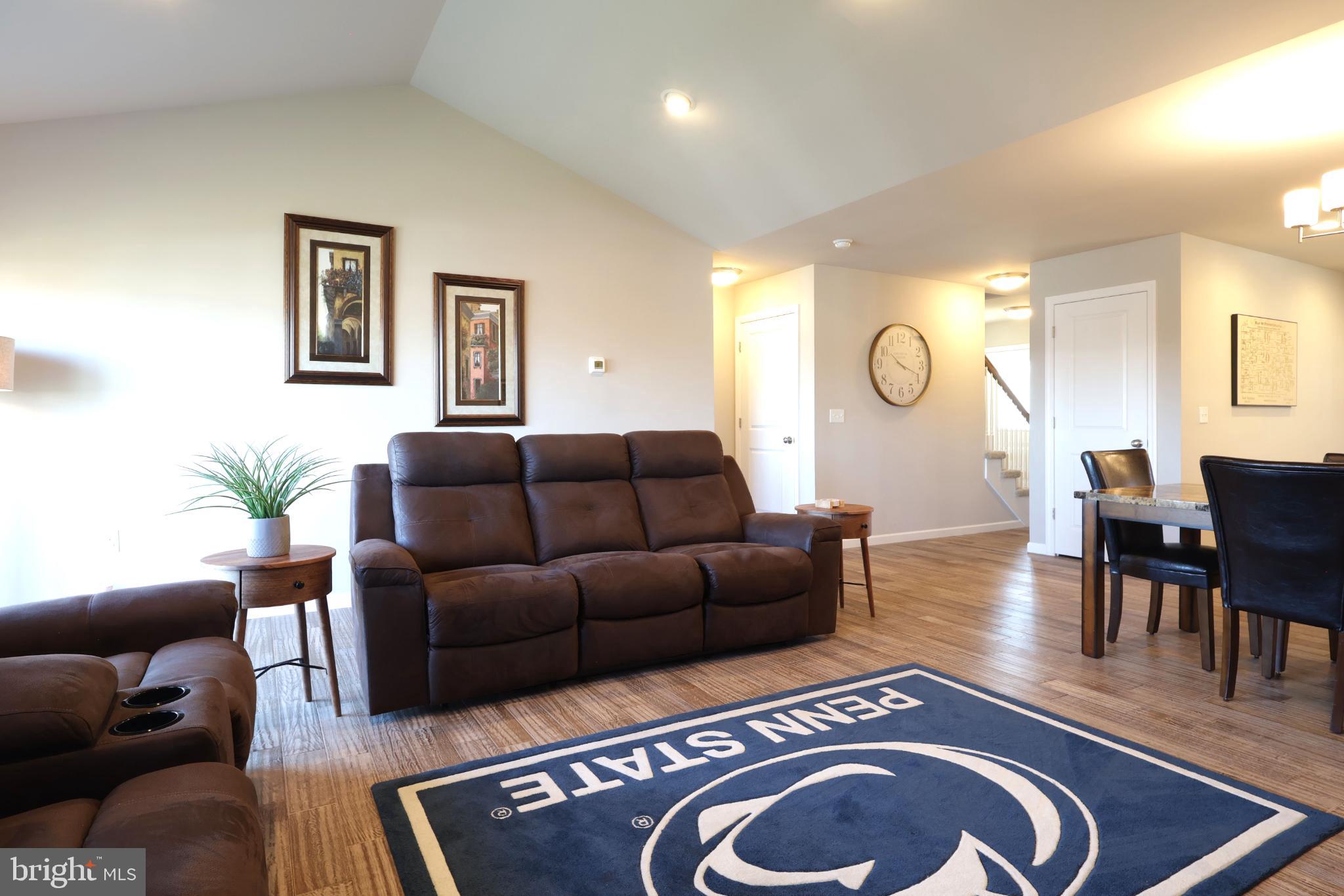 THE MEWS AT BURNHAM FARMS - Residential