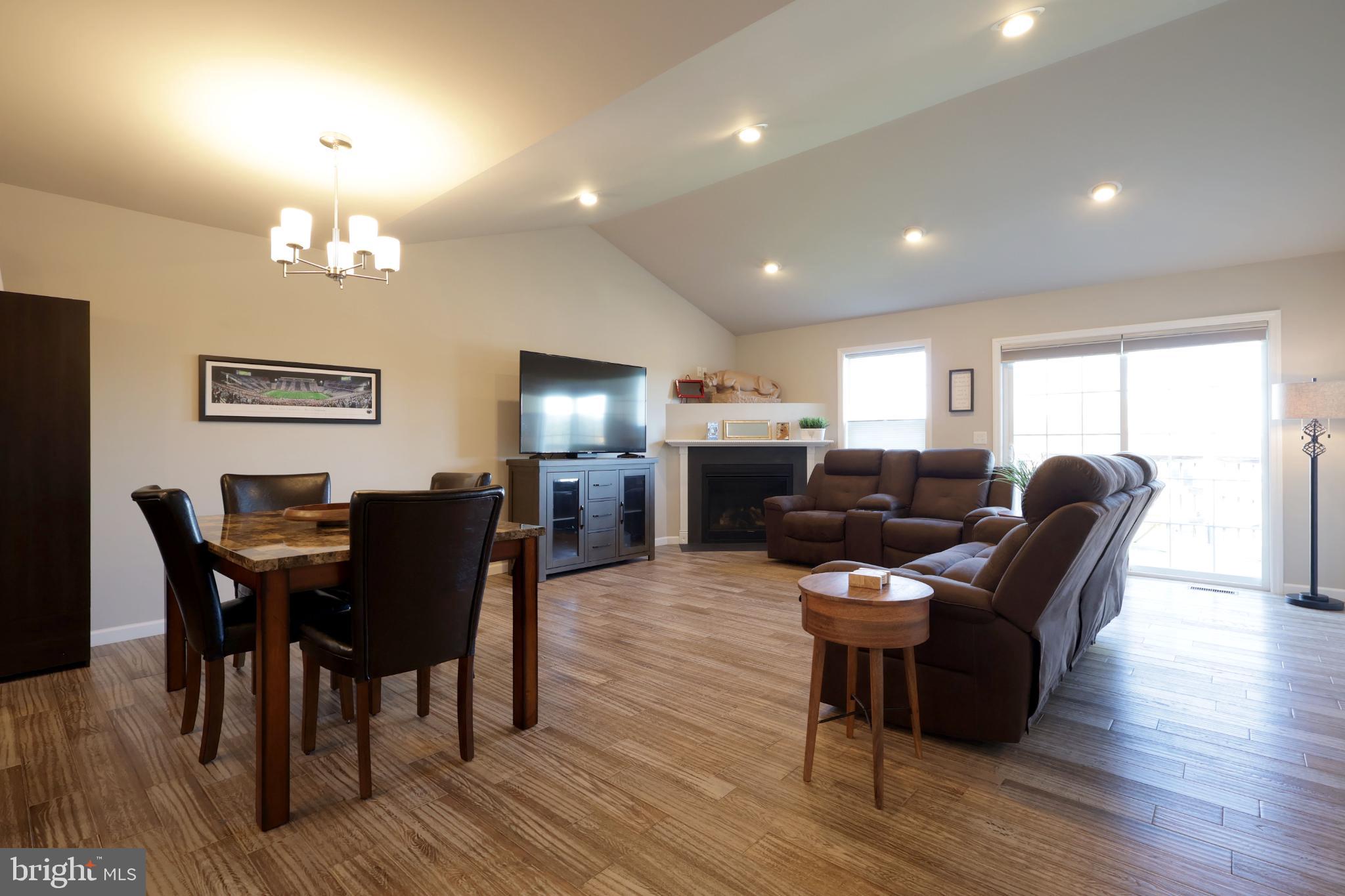 THE MEWS AT BURNHAM FARMS - Residential