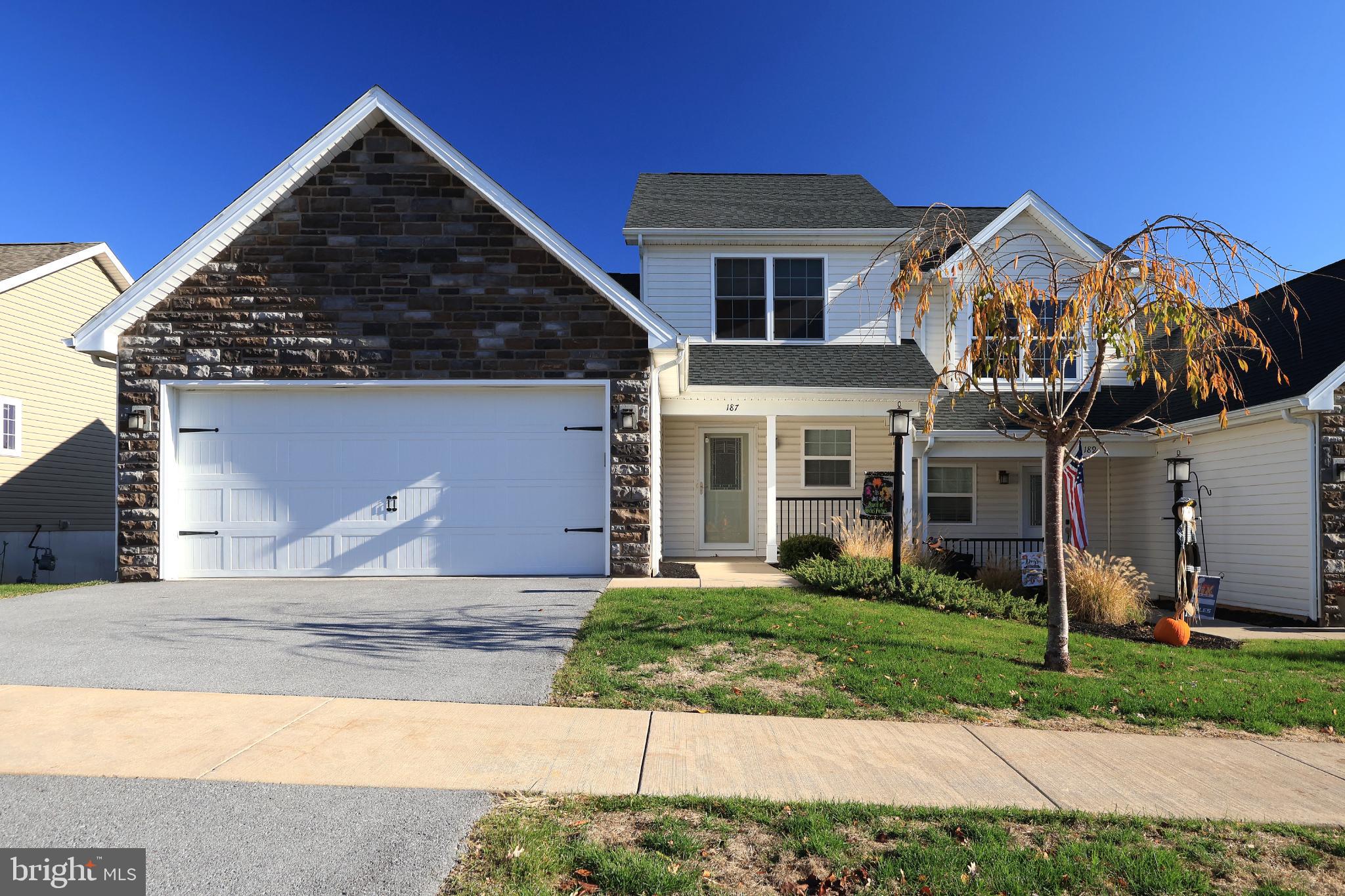 THE MEWS AT BURNHAM FARMS - Residential