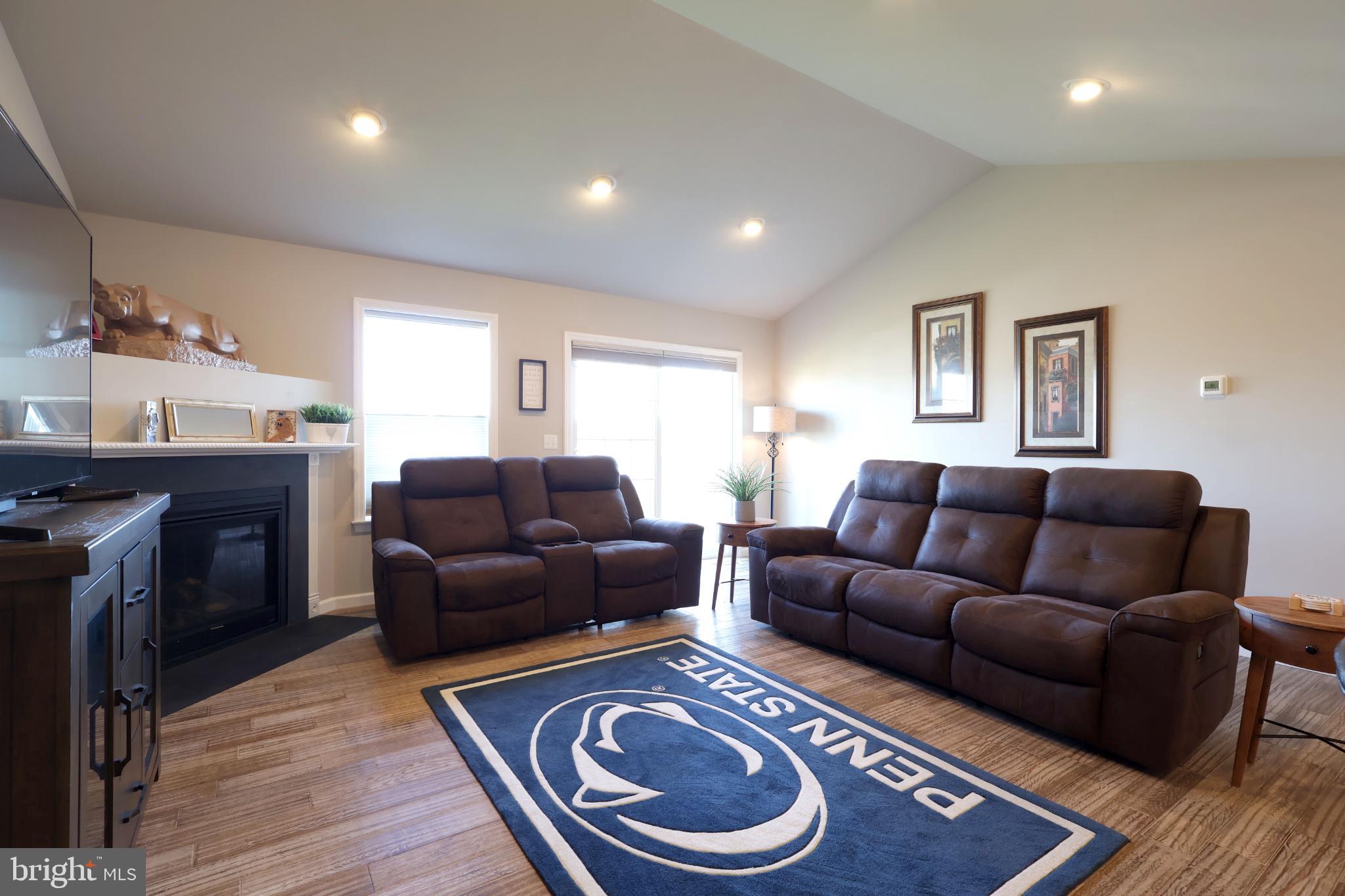 THE MEWS AT BURNHAM FARMS - Residential