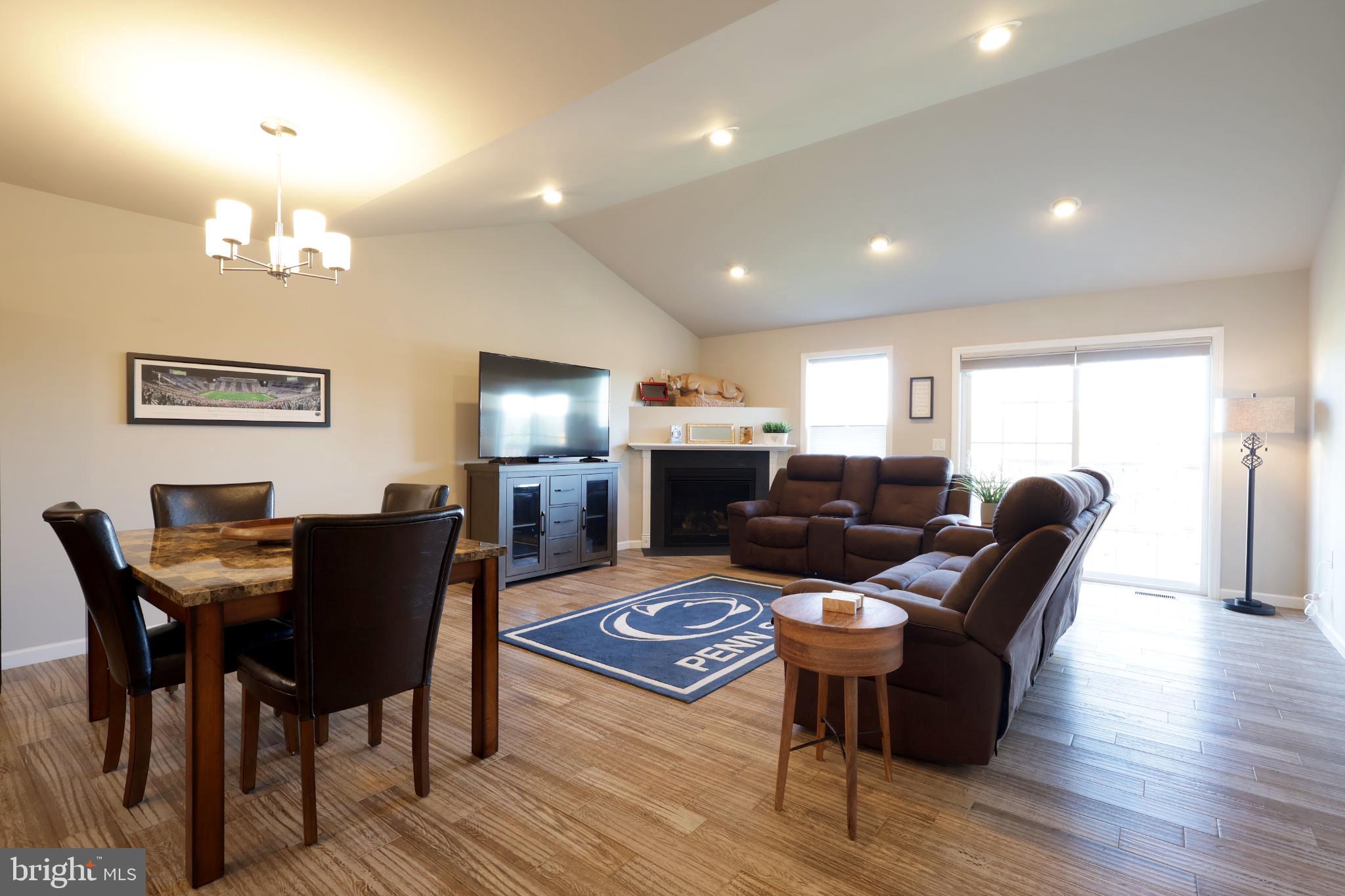 THE MEWS AT BURNHAM FARMS - Residential