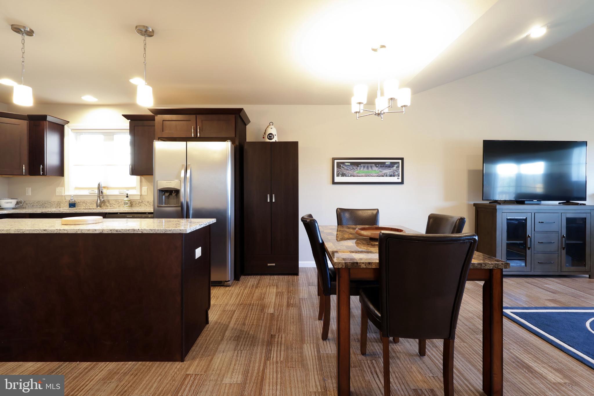 THE MEWS AT BURNHAM FARMS - Residential