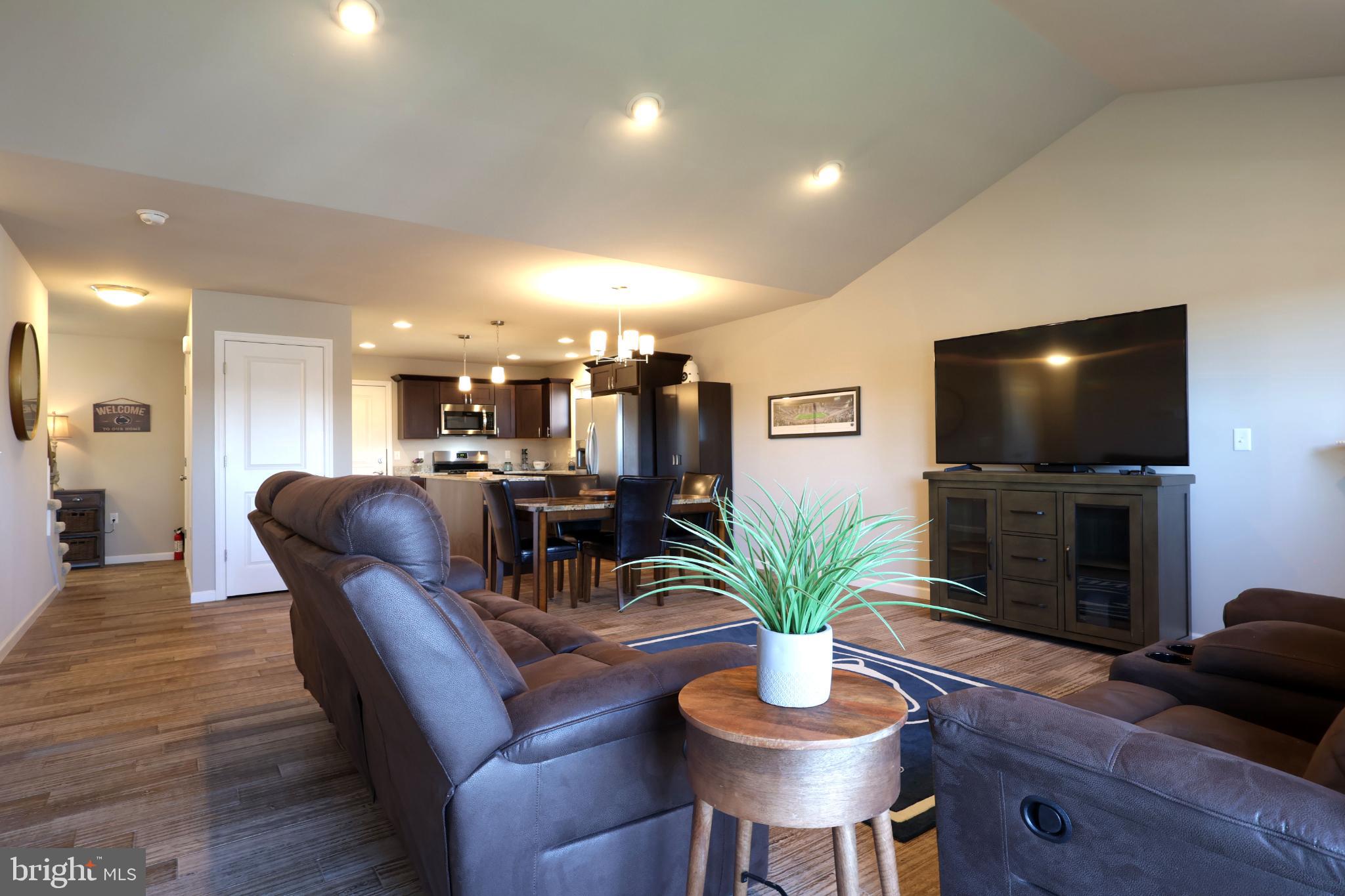 THE MEWS AT BURNHAM FARMS - Residential