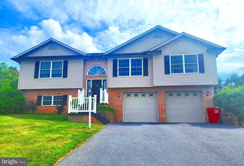 Photo of 44 Vernon Dr, CHAMBERSBURG, PA 17202 (MLS # PAFL2036418)