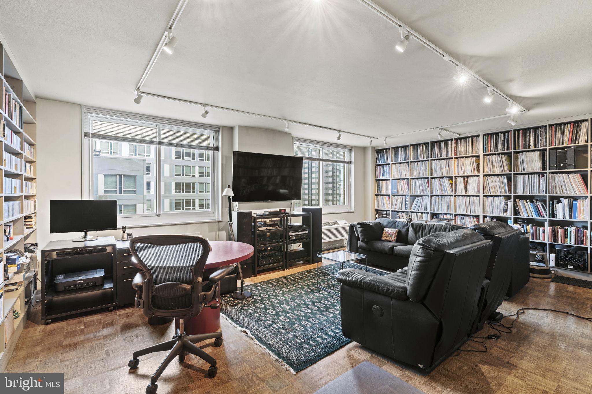 LOGAN SQUARE - Residential