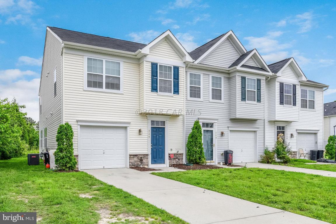 Look no further to find your perfect end unit with a spacious open floor plan! This 3 bed, 2 1/2 bath property is located in the community of Colonial Village. Minutes from schools, dining, entertainment and outdoor sport complexes! Plenty of open canvas to make this property feel right at home. This property is also sold with attached garage. Builders 10 year warranty is good through 2022! Maintenance free property ready to move in!
