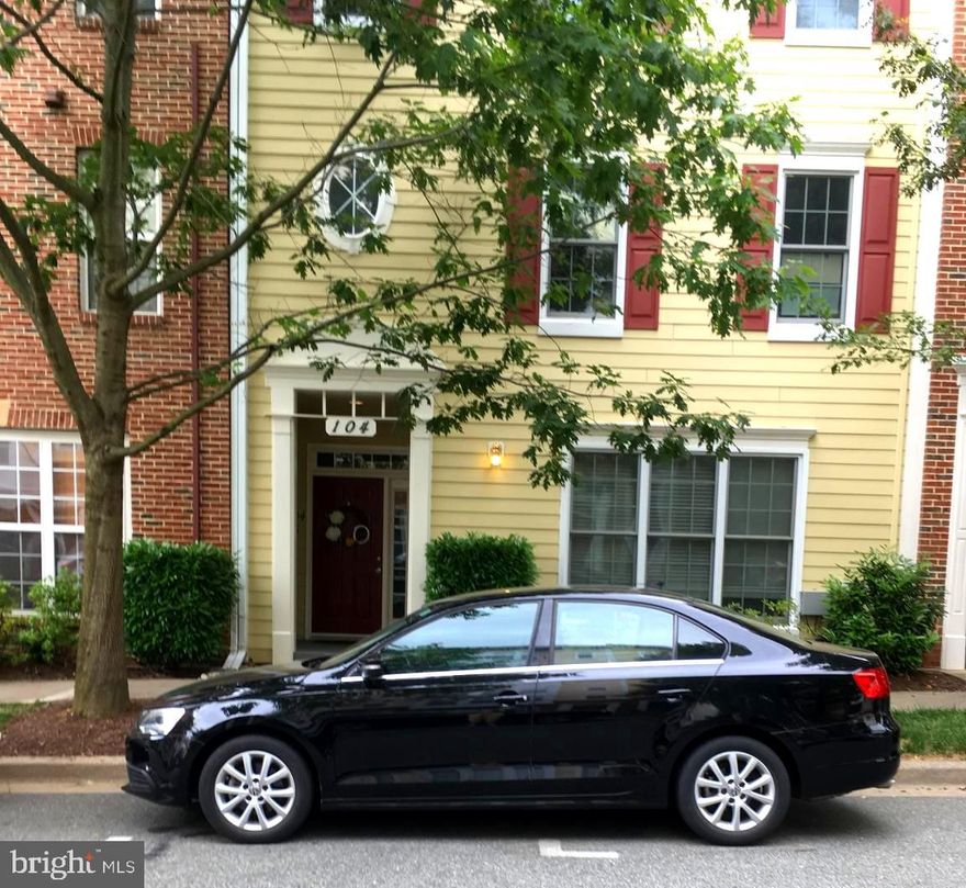 Exceptionally large 3BR/2.5BA condo townhome in Kentlands/Lakelands - Entry level foyer to upper living and dining quarters w/balcony.  Top level has 3 full bedrooms w/2baths. Master en suite delux.  All visitors are requested to wear mask, gloves and remove shoes or wear booties when viewing. Appointments only.Kentlands/Lakelands ammenities abound with lakes, ball fields, community activities, schools, shopping, etc.