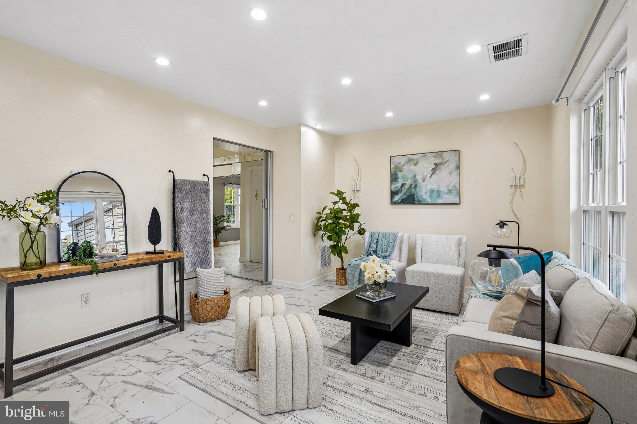 LONDON TOWN WEST - Residential