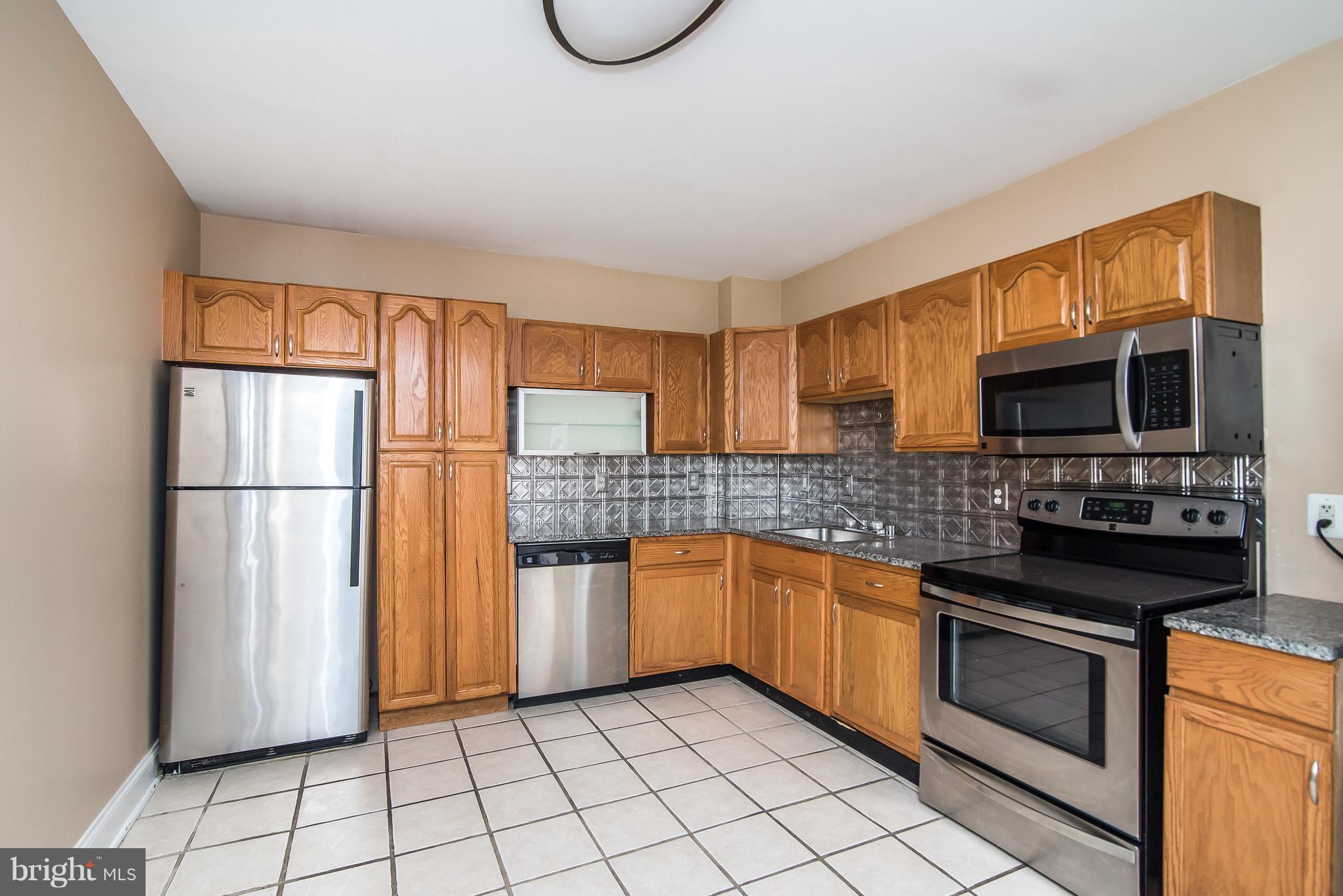 NEW ROOF! 1.5 blocks from the water! Move-in ready w/ updated bath, new paint, newer appliances, granite countertops, hrdwd & ceramic tile flrs, 1/2 bath on level, restored brick, jetted tub, stackable W&D. Convenient to restaurants, night life, I-95, I-83, dwntn, Canton, Patterson Park, Johns Hopkins Medical Center, Harbor East.
