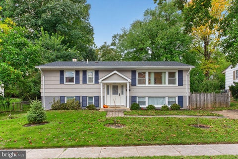 Photo of 1107 Hillcrest Drive SW, VIENNA, VA 22180 (MLS # VAFX2344518)