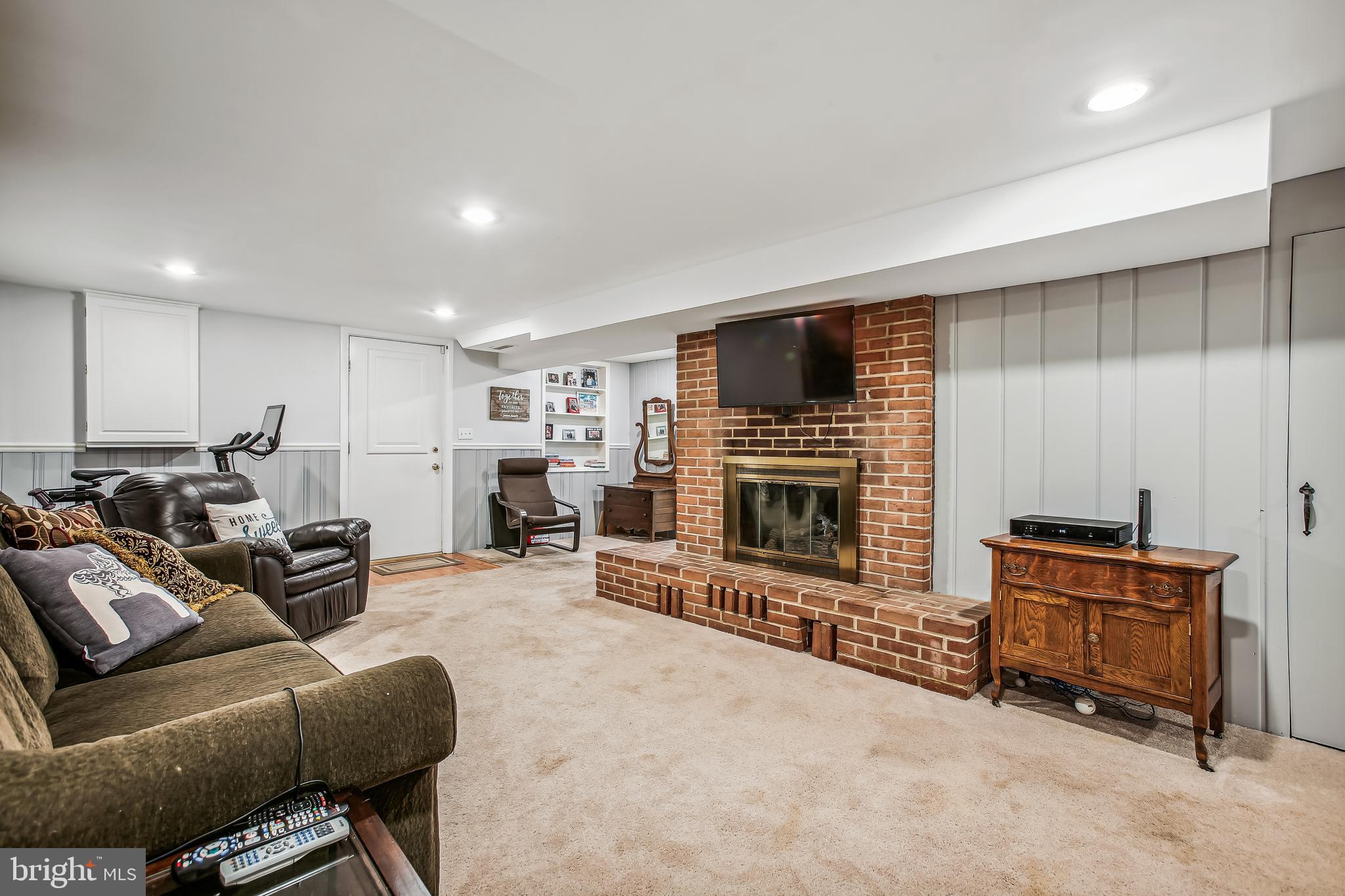 HOLLIN HALL VILLAGE - Residential Lease