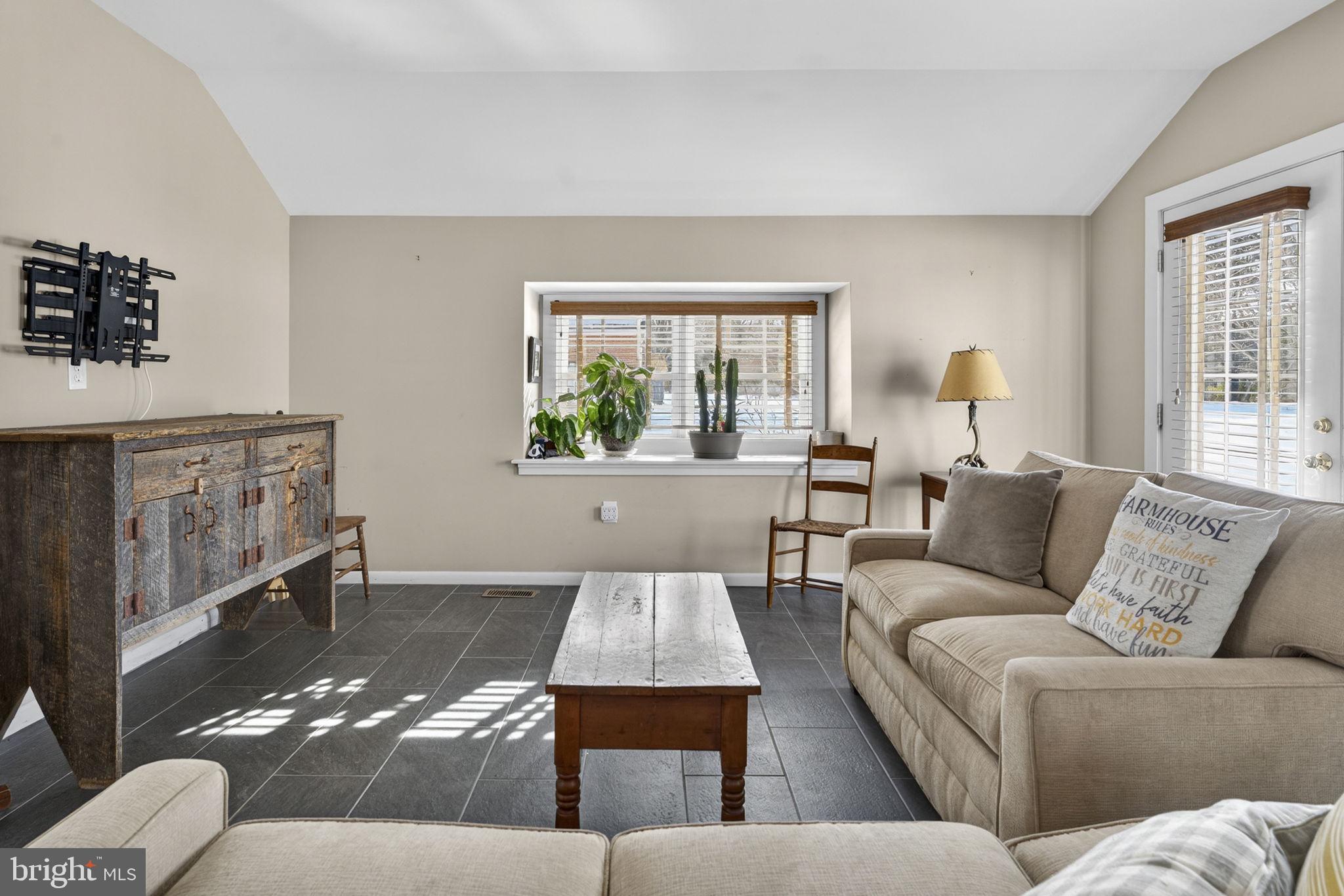 HAMILTON ACRES - Residential