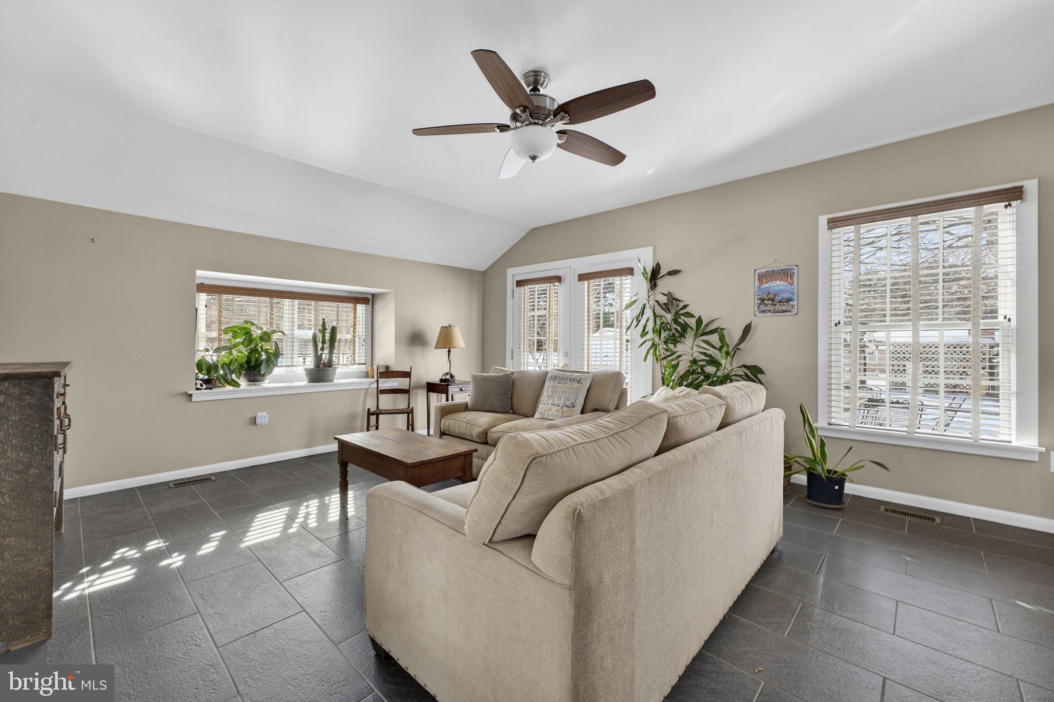 HAMILTON ACRES - Residential