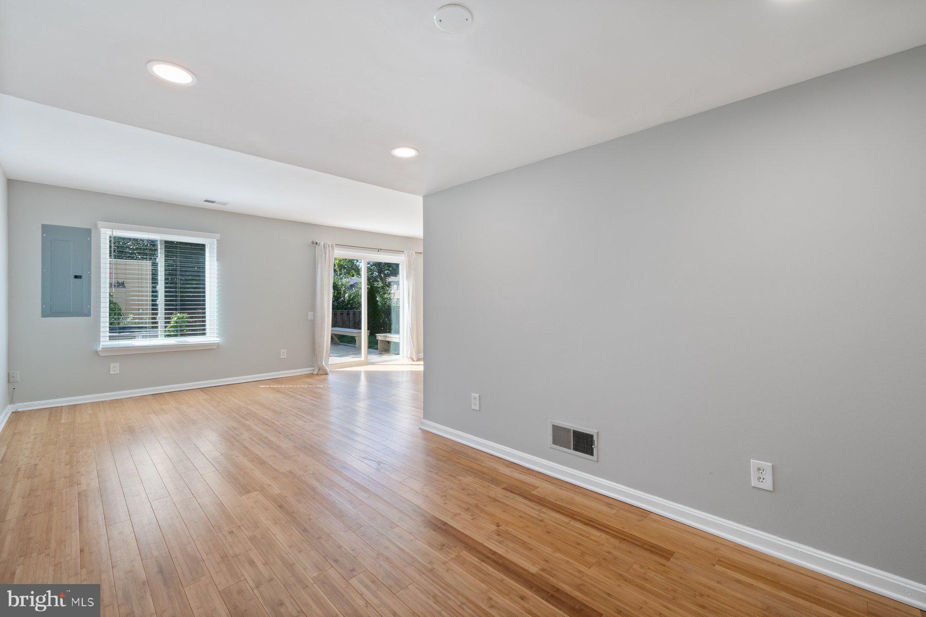 MARYLAND PLACE - Residential Lease