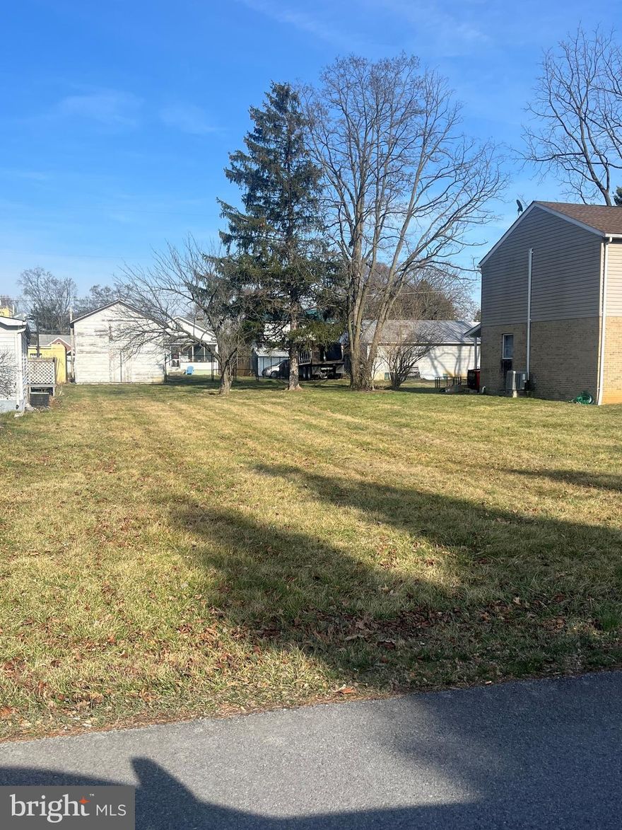 Great building lot minutes from everywhere on the North side just outside city limits. , buyer will be resposible for all due diligence with the county regarding building permits.