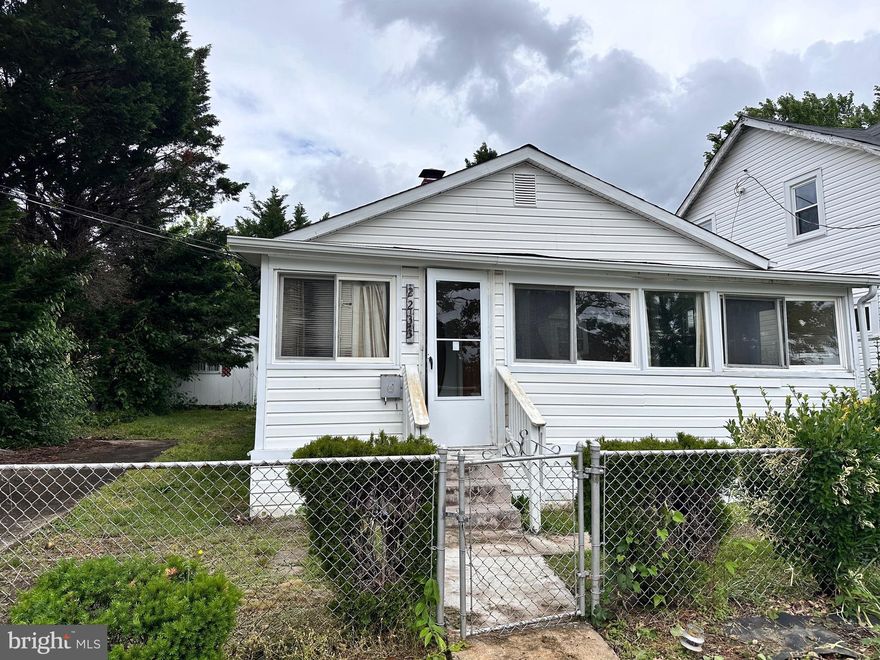 Teardown or Expansion/Renovation Opportunity in North Arlington. Located on a non-through street North of Langston Blvd, just blocks from shops & restaurants. There is a back fence/gate that opens to 22nd Rd: potential rear access for a detached garage/ADU. Discovery/Williamsburg/Yorktown. Easy access to Virginia Hospital Center, Rosslyn, DC!