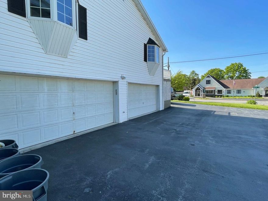 Garage Rental! 1200 sqft of parking. Great central location with quick access to 83 and 81.