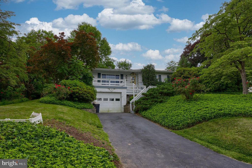 Photo of 970 Cardinal Road, Lancaster, PA 17601 (MLS # PALA2052598)