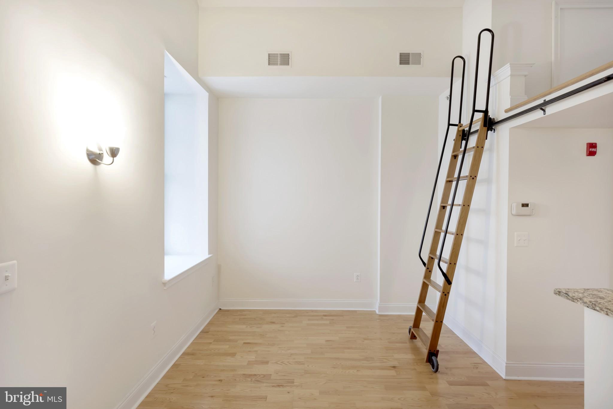 NAVAL SQUARE - Residential Lease