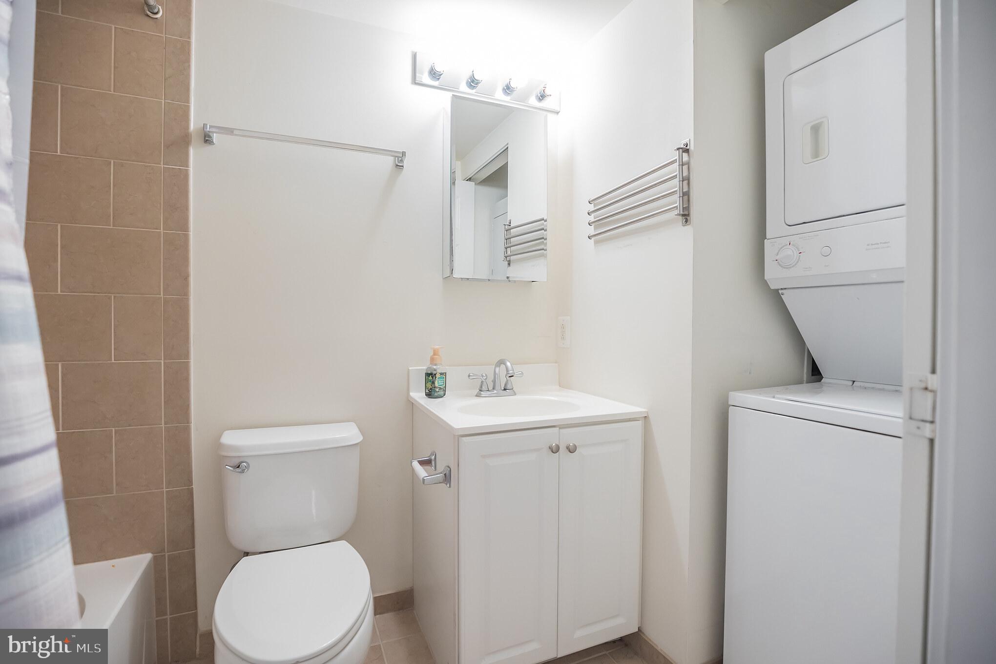 NAVAL SQUARE - Residential Lease