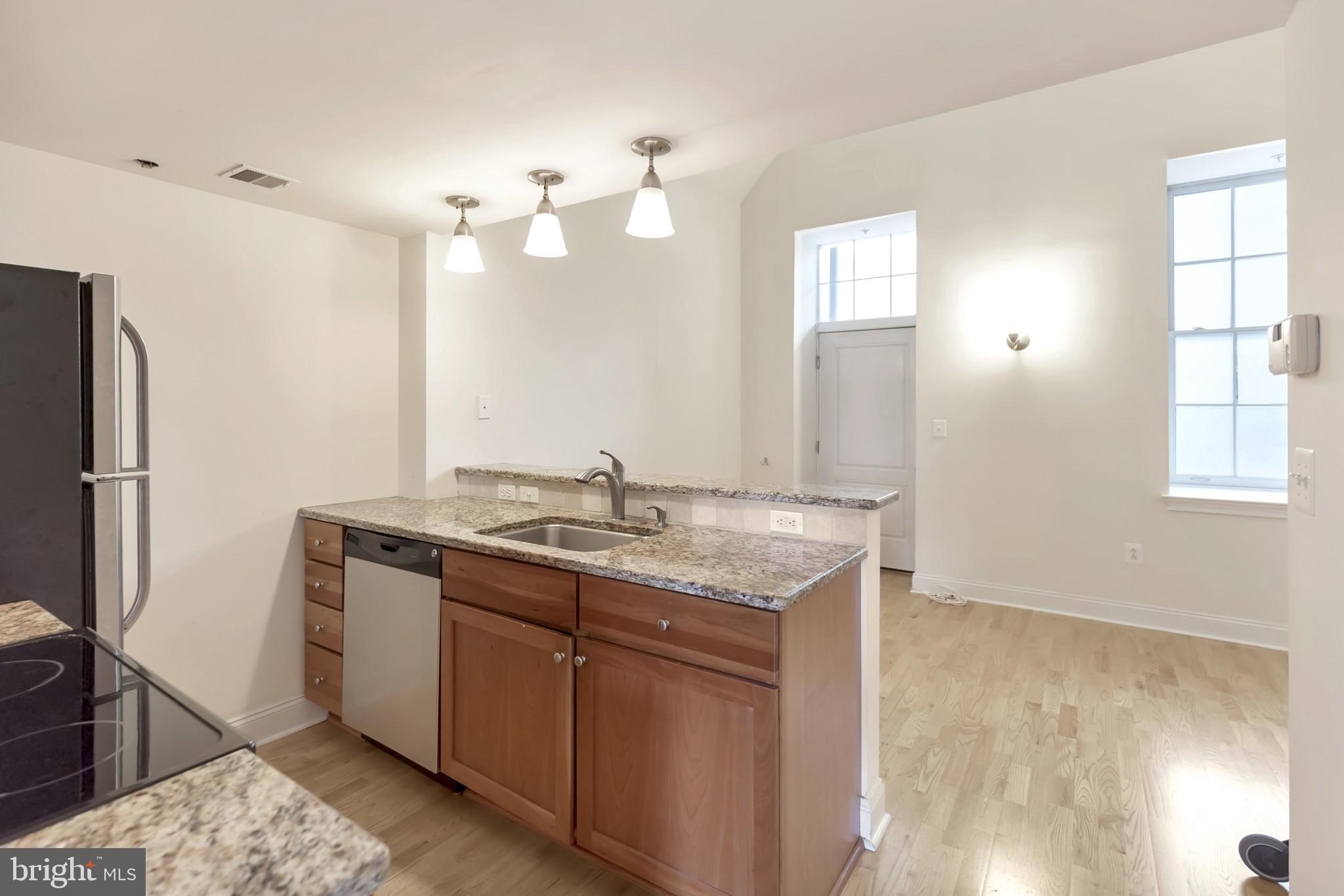 NAVAL SQUARE - Residential Lease