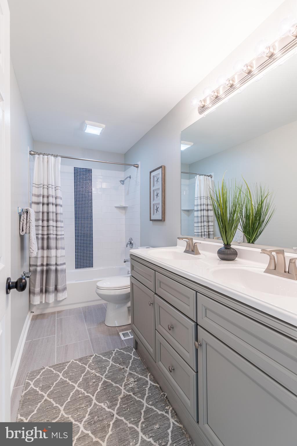 WOODLAND BEACH - Residential