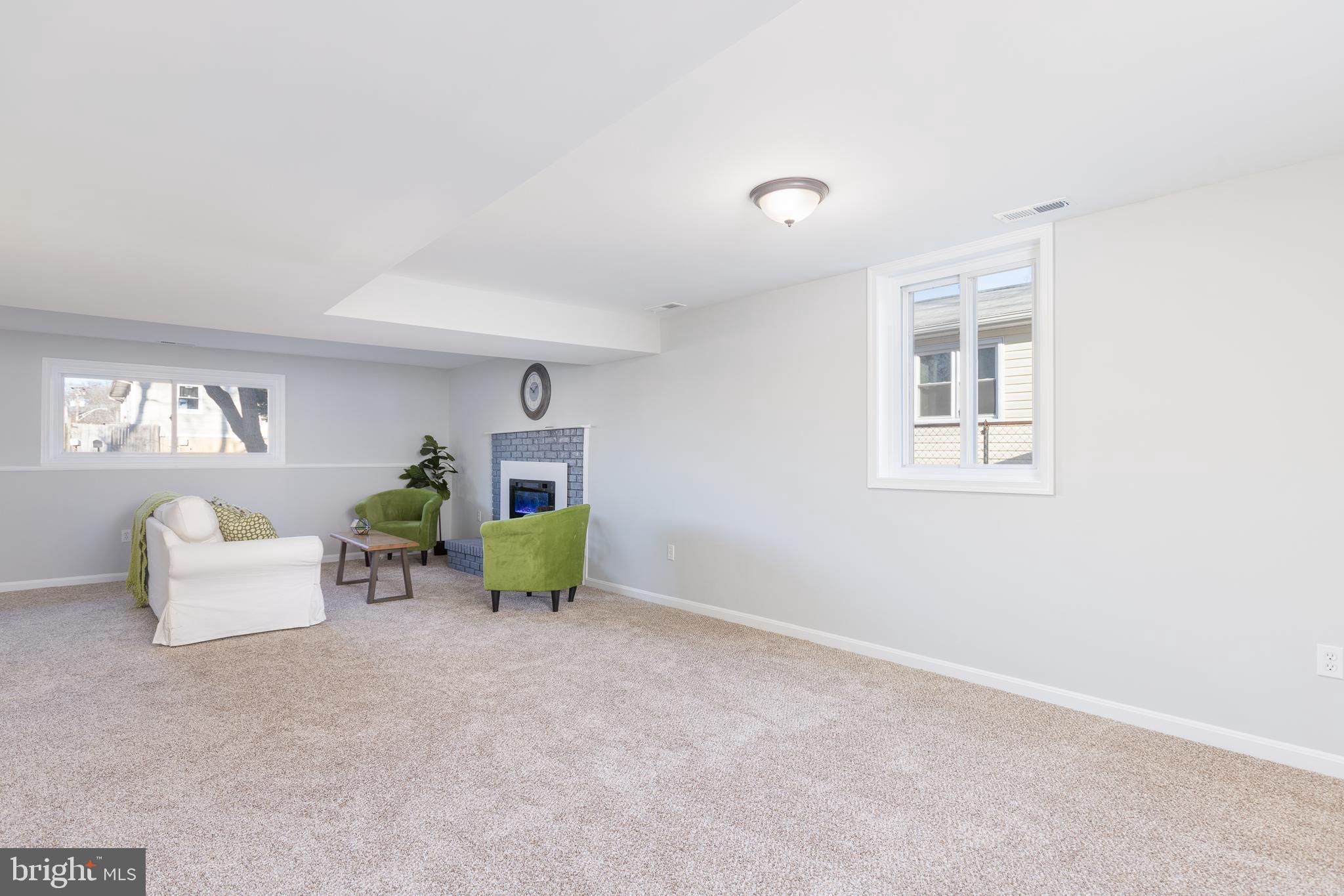 WOODLAND BEACH - Residential