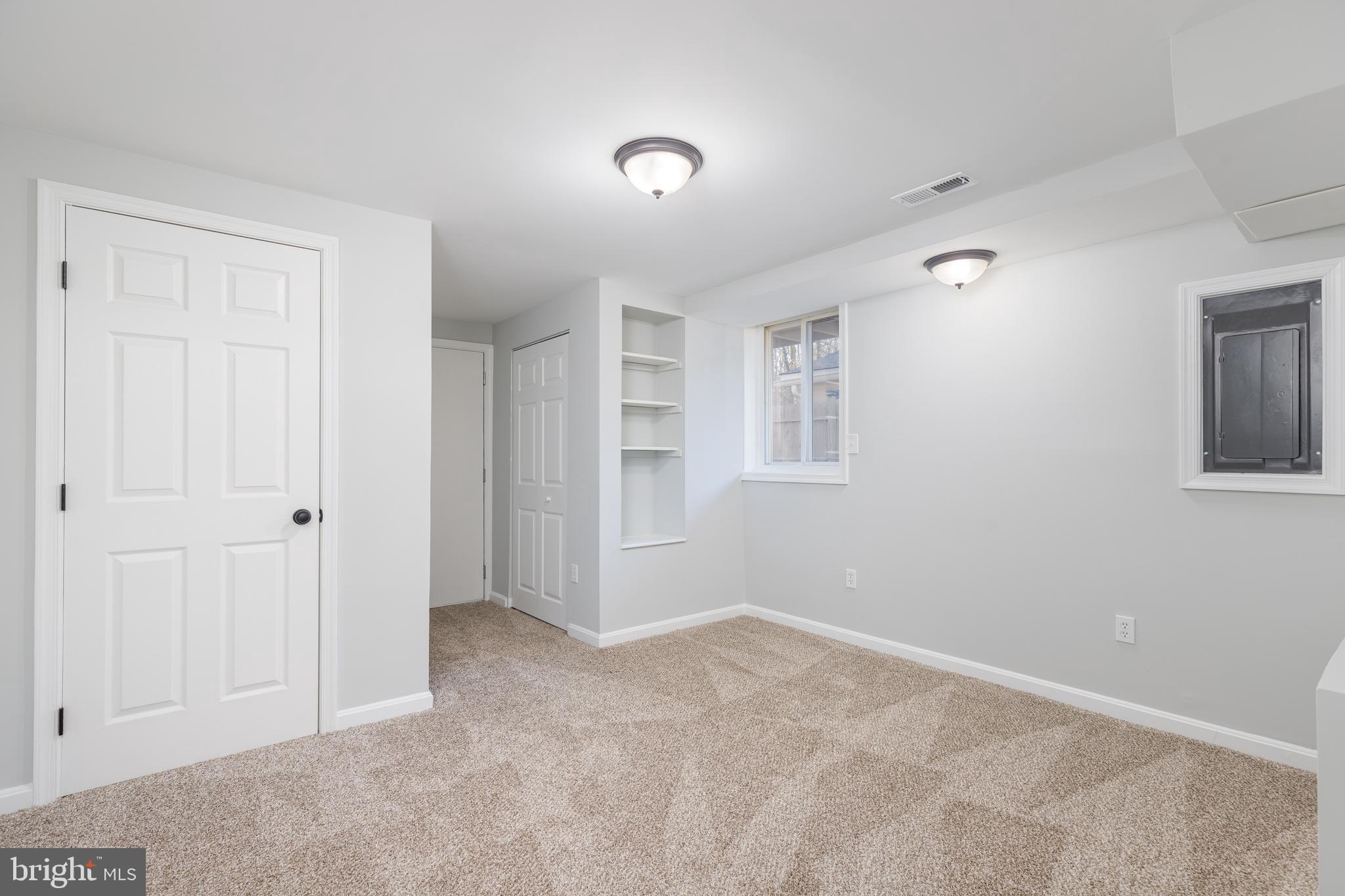 WOODLAND BEACH - Residential