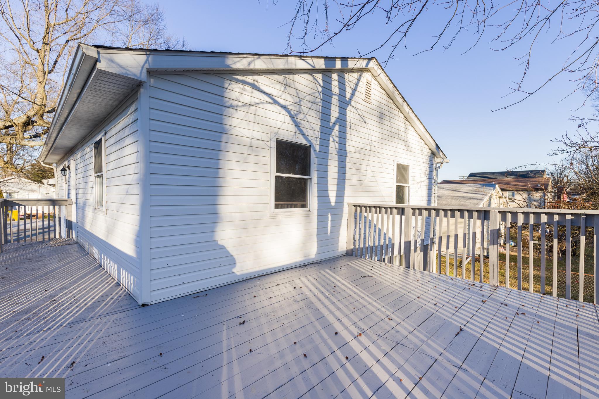 WOODLAND BEACH - Residential