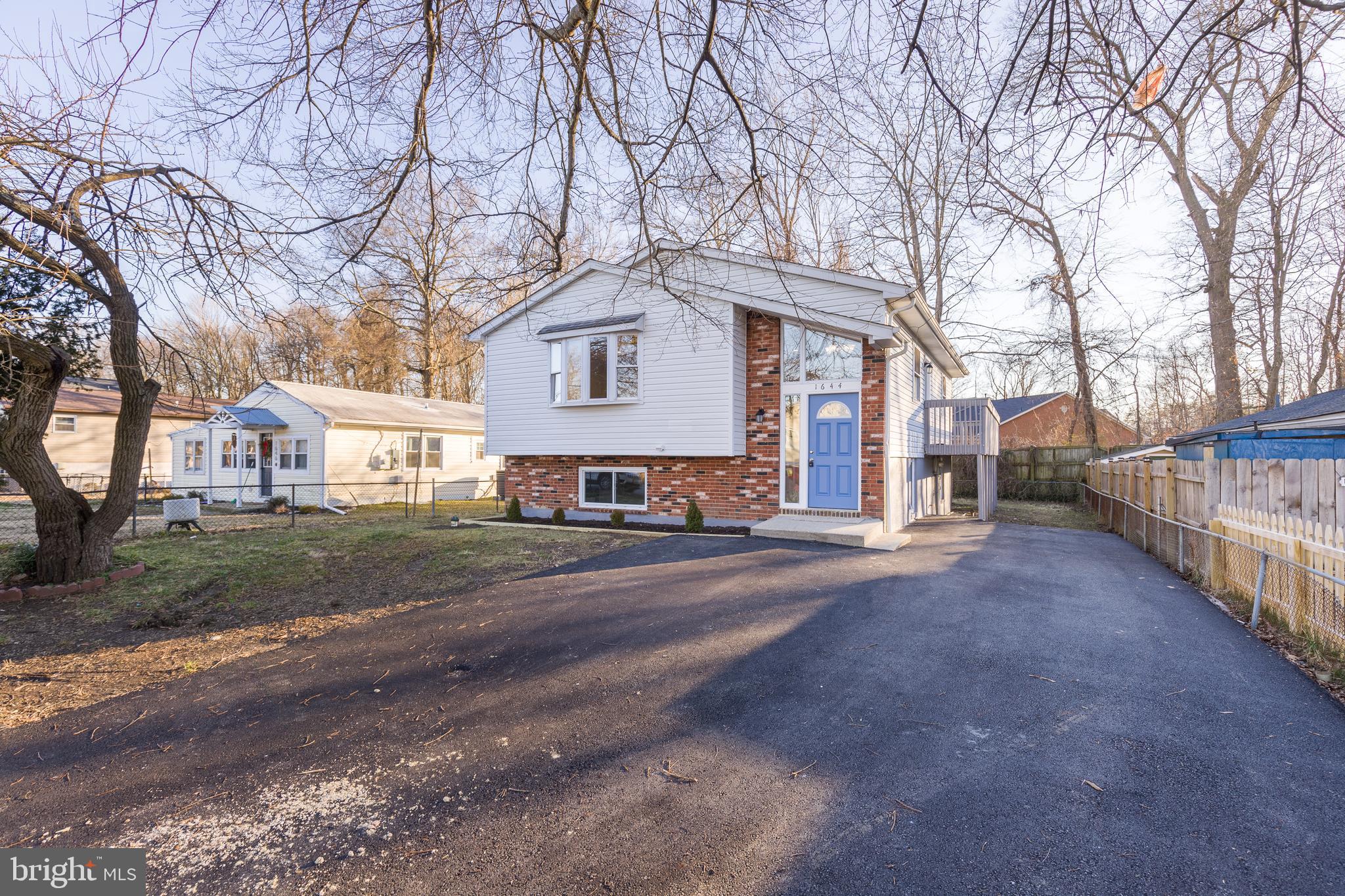 WOODLAND BEACH - Residential