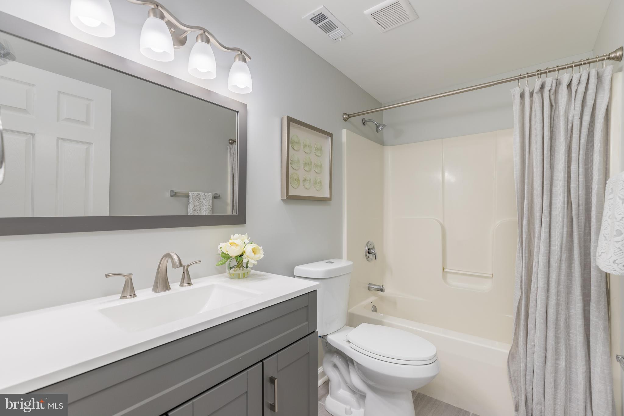 WOODLAND BEACH - Residential