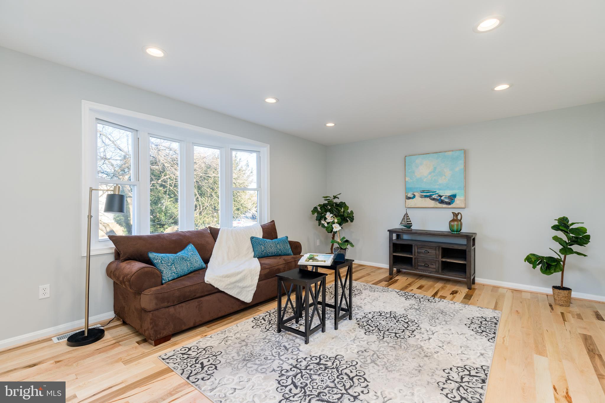 WOODLAND BEACH - Residential