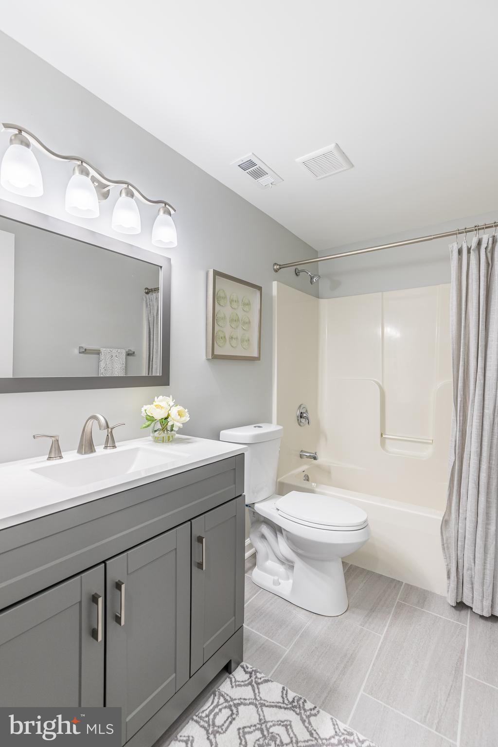 WOODLAND BEACH - Residential