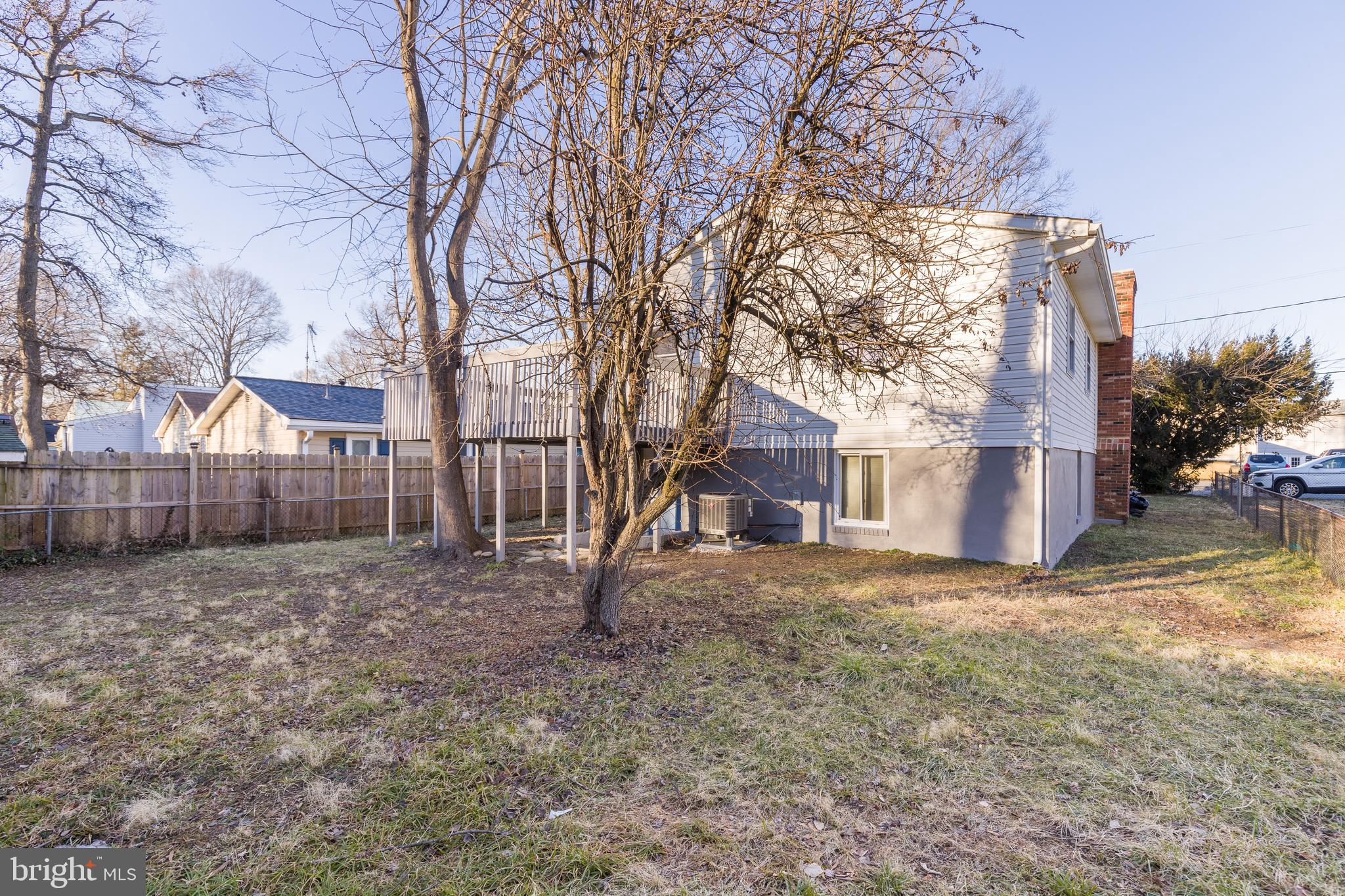 WOODLAND BEACH - Residential