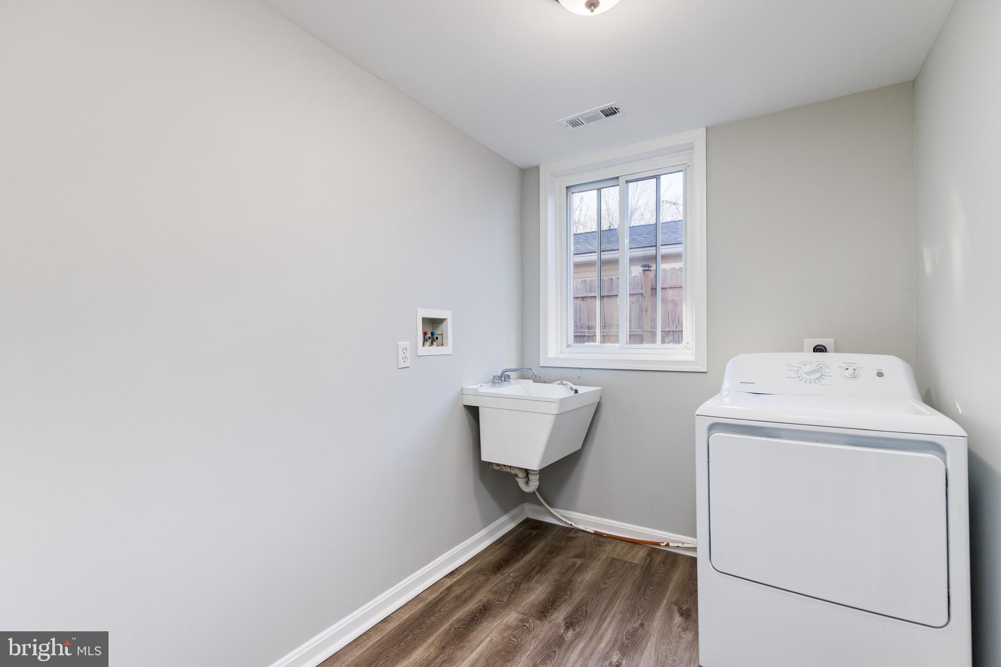 WOODLAND BEACH - Residential