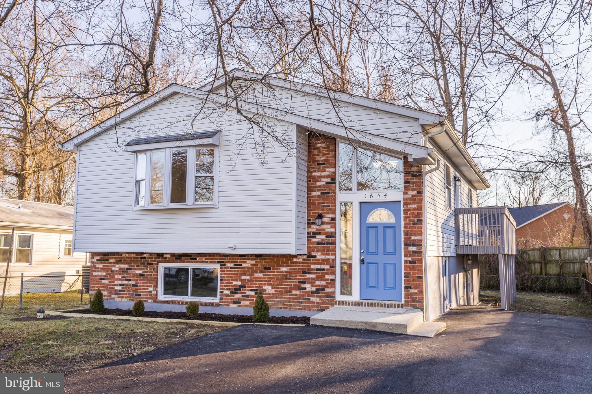 WOODLAND BEACH - Residential